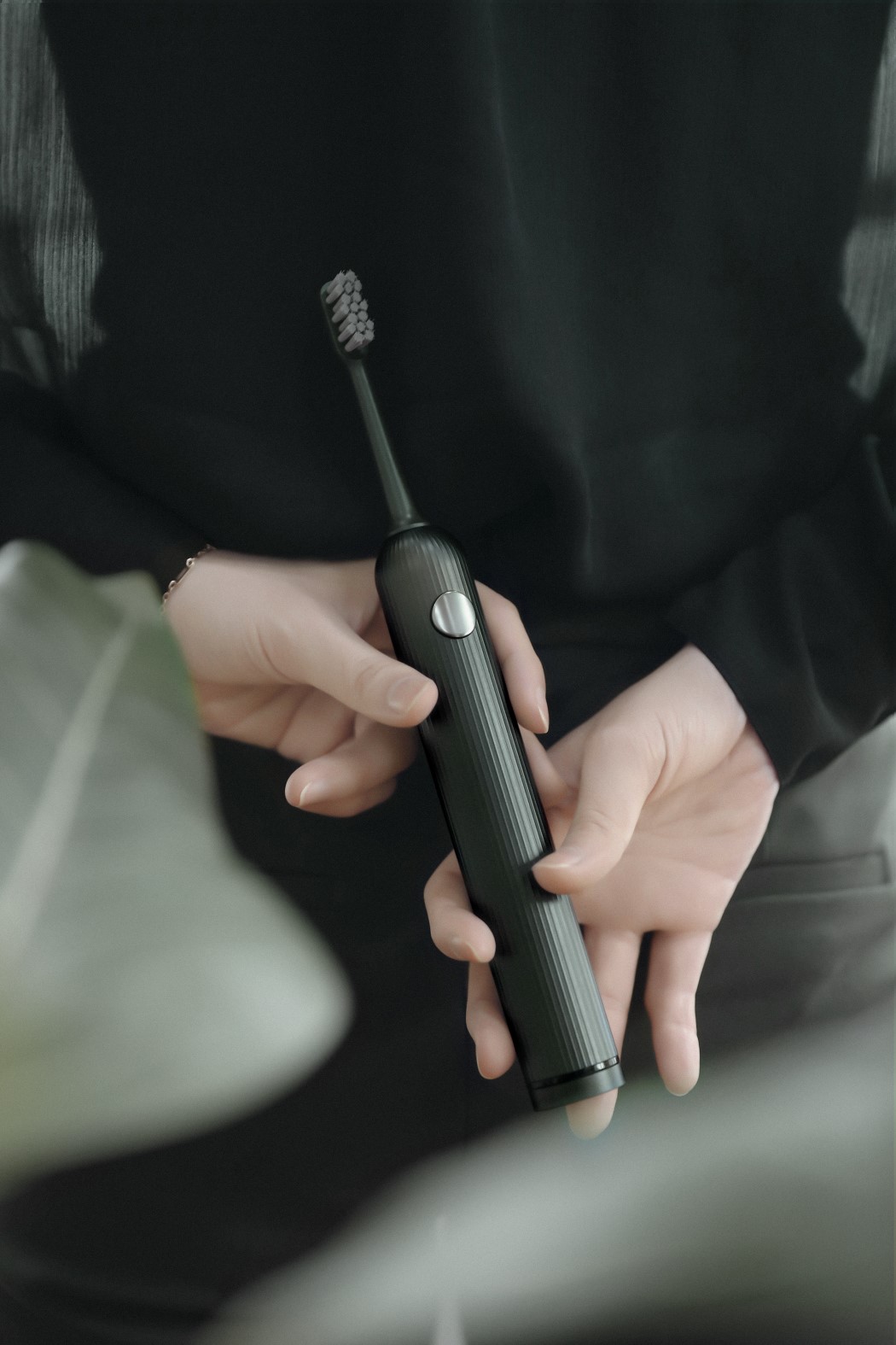 Electric toothbrush，Simplicity，black，Wireless charging，