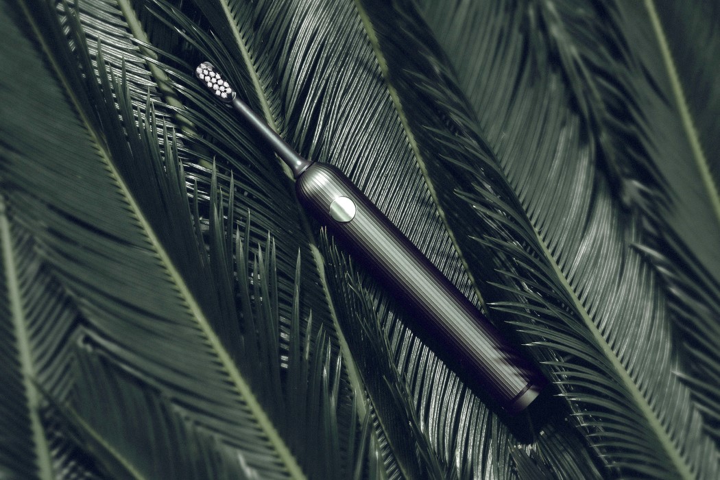 Electric toothbrush，Simplicity，black，Wireless charging，