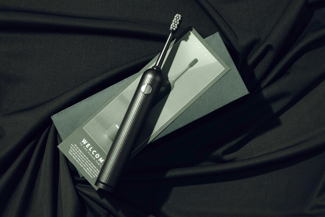 Electric toothbrush，Simplicity，black，Wireless charging，