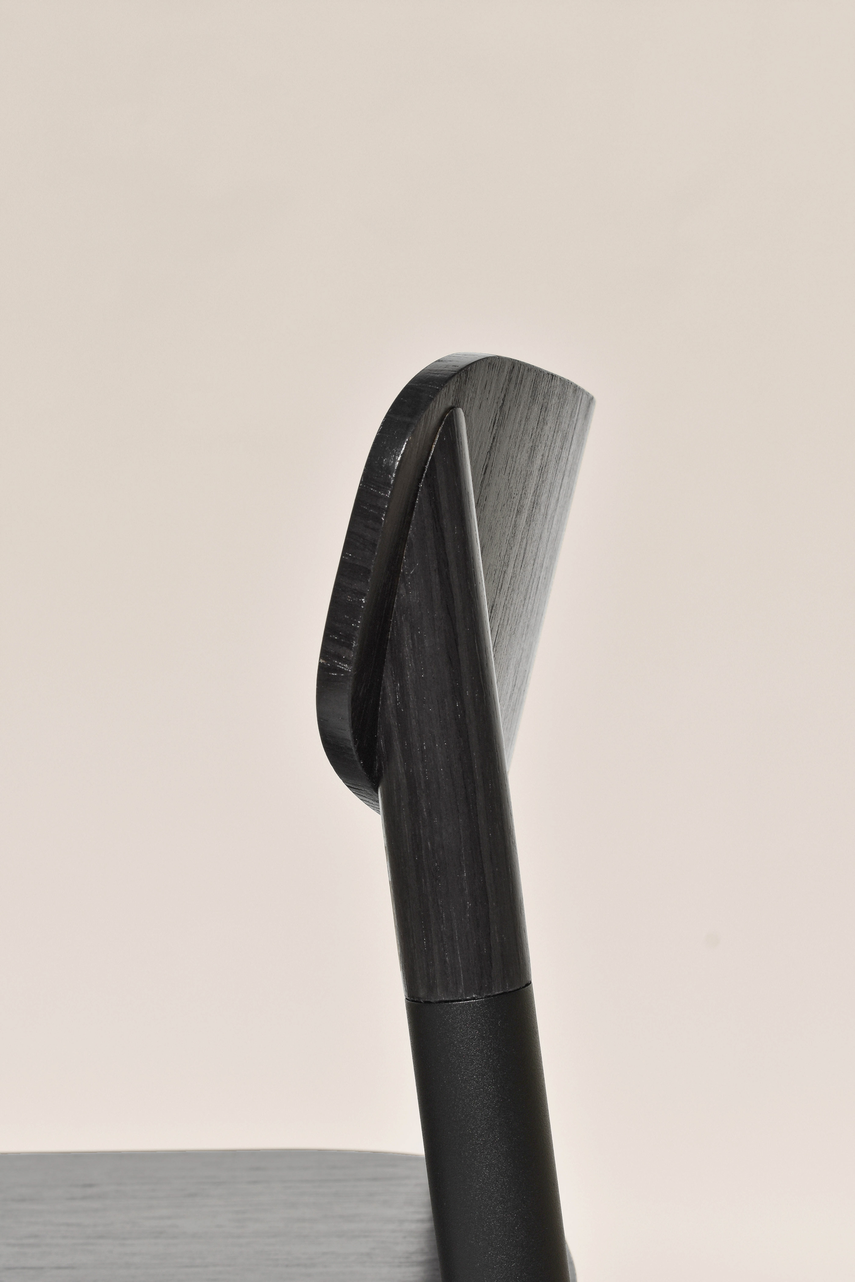 wooden ，chair，Suspicions，