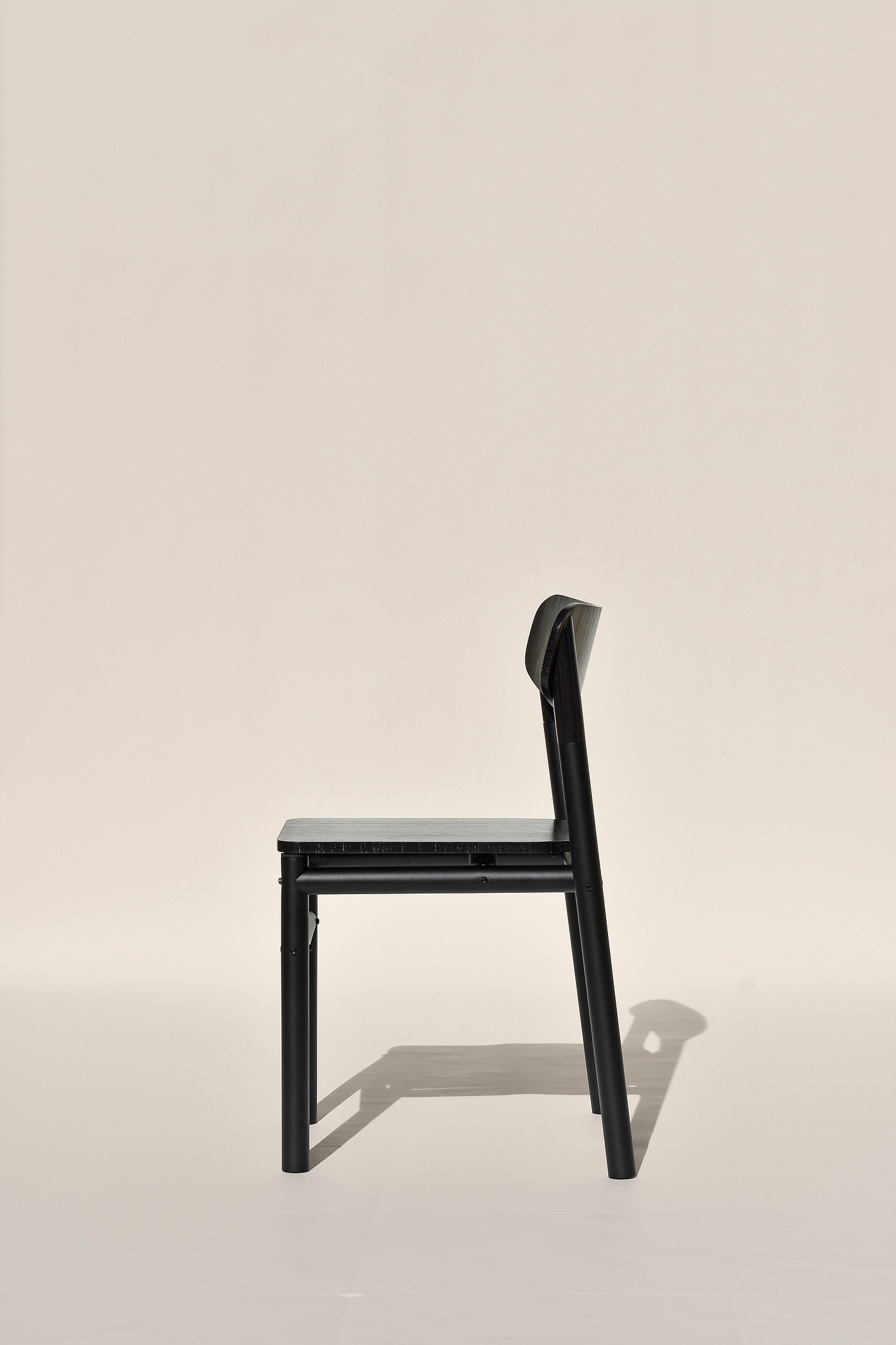 wooden ，chair，Suspicions，