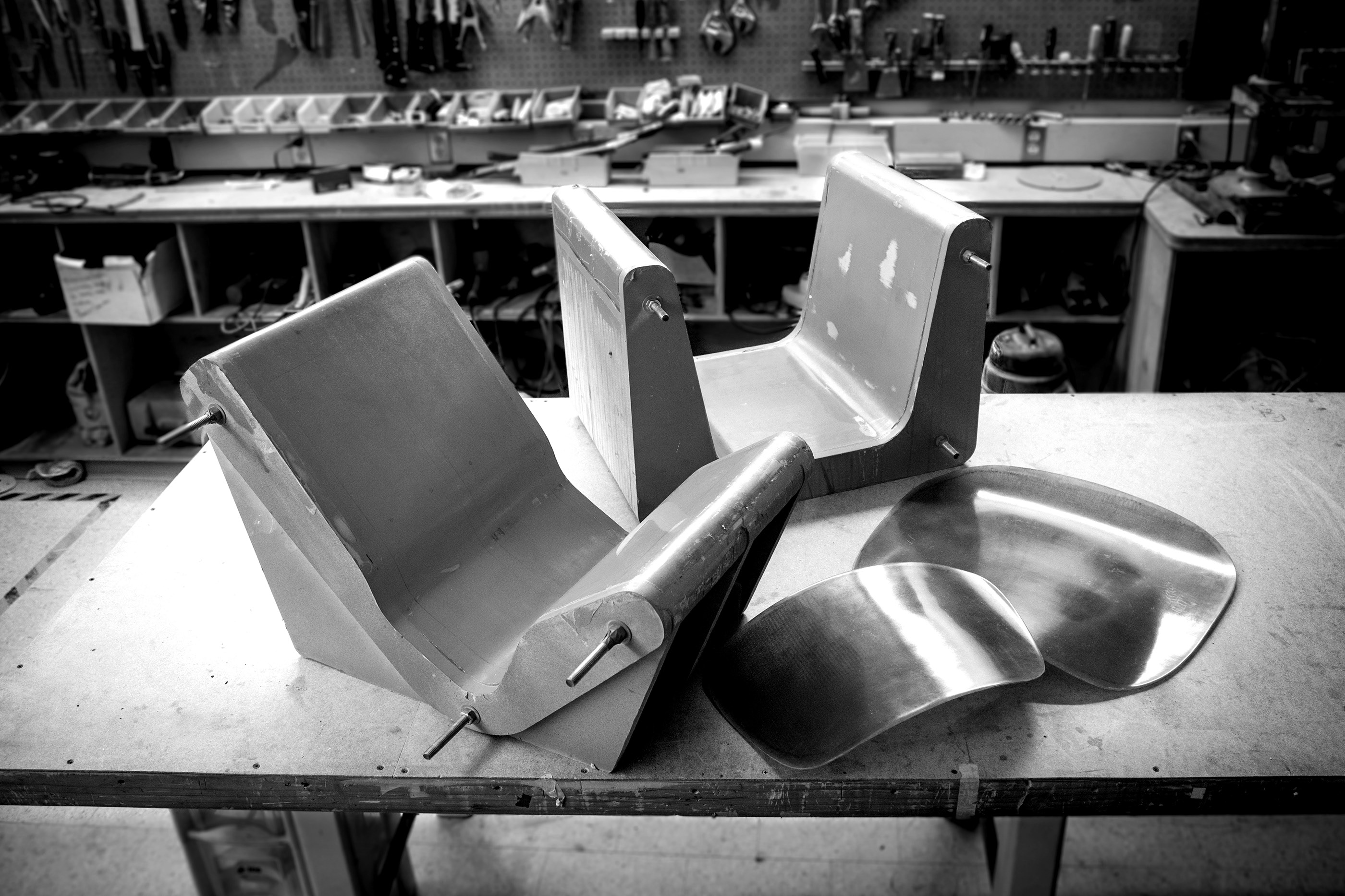 用碳素重塑经典迷人的碳纤维材质椅子设计