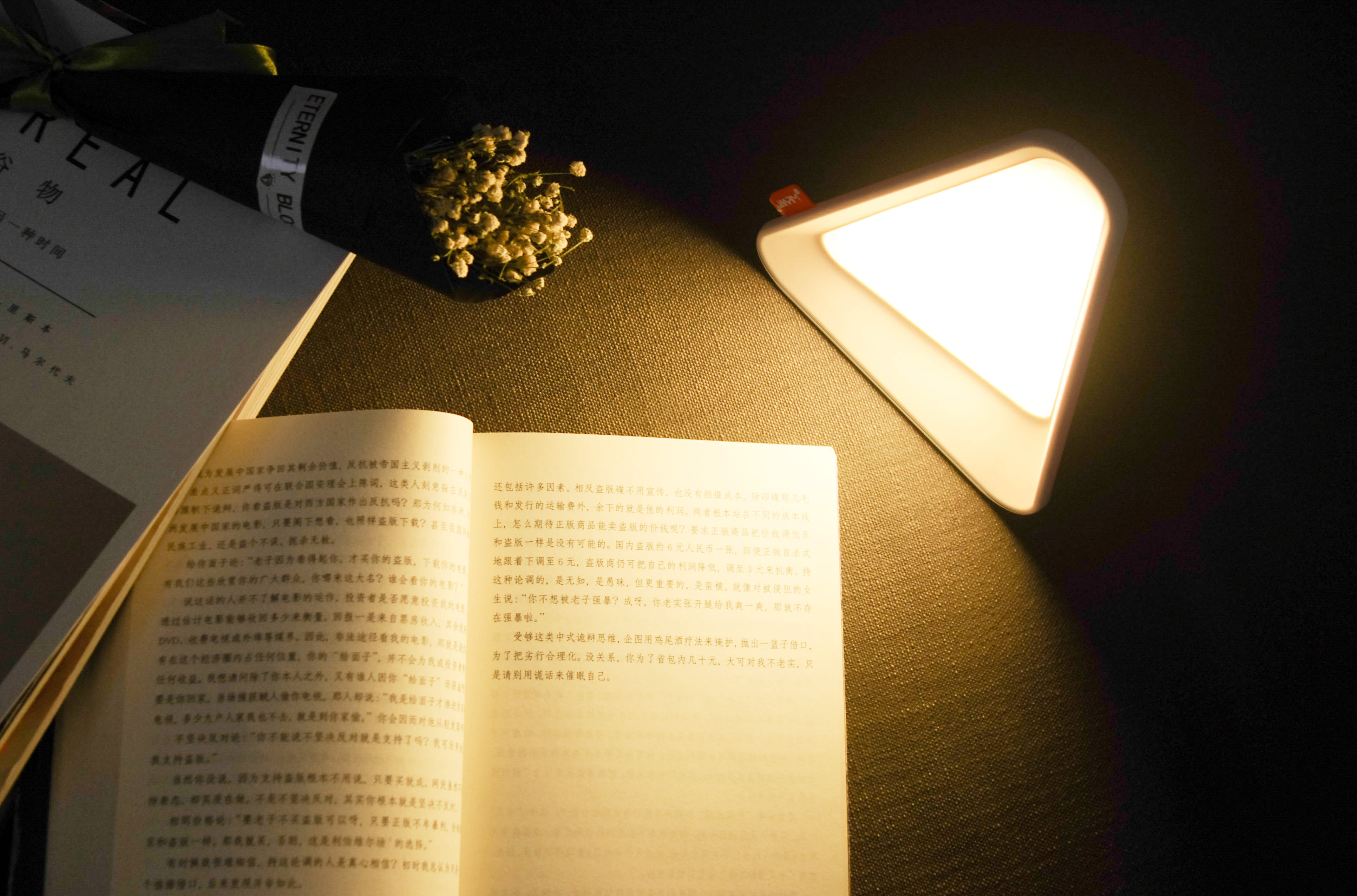 Bedside night light，