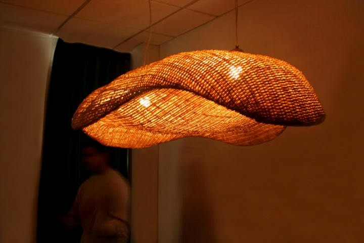 a chandelier，lamps and lanterns，peanut，