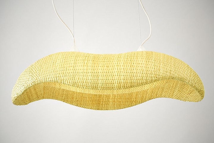a chandelier，lamps and lanterns，peanut，