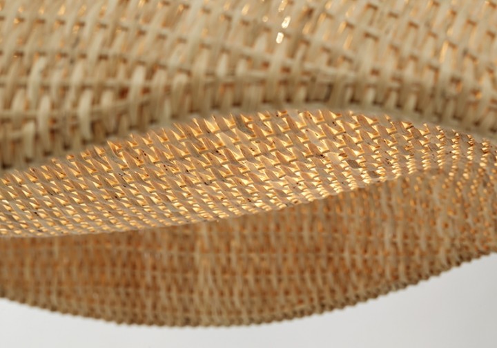 a chandelier，lamps and lanterns，peanut，