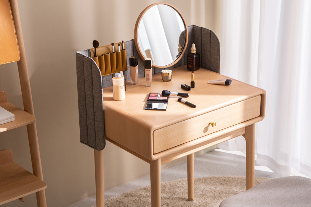 dresser，life jacket，Lactation apparatus，a leather bag，