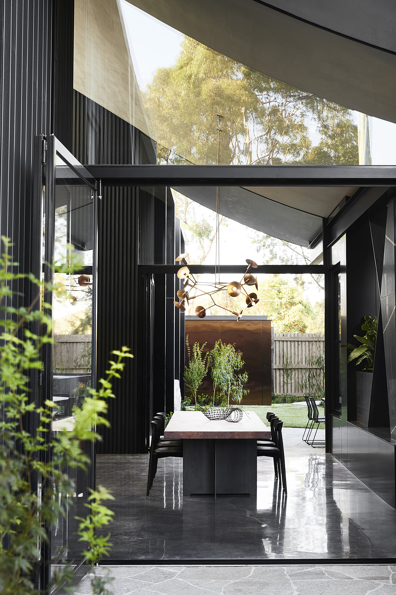 Modern residence，Black steel keel，Interior design，