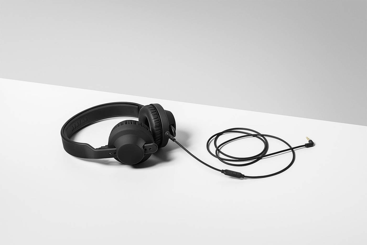 headset，black，Minimalism，Customizable，personality，innovate，