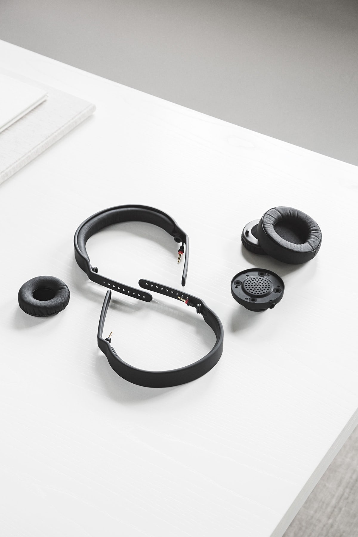 headset，black，Minimalism，Customizable，personality，innovate，