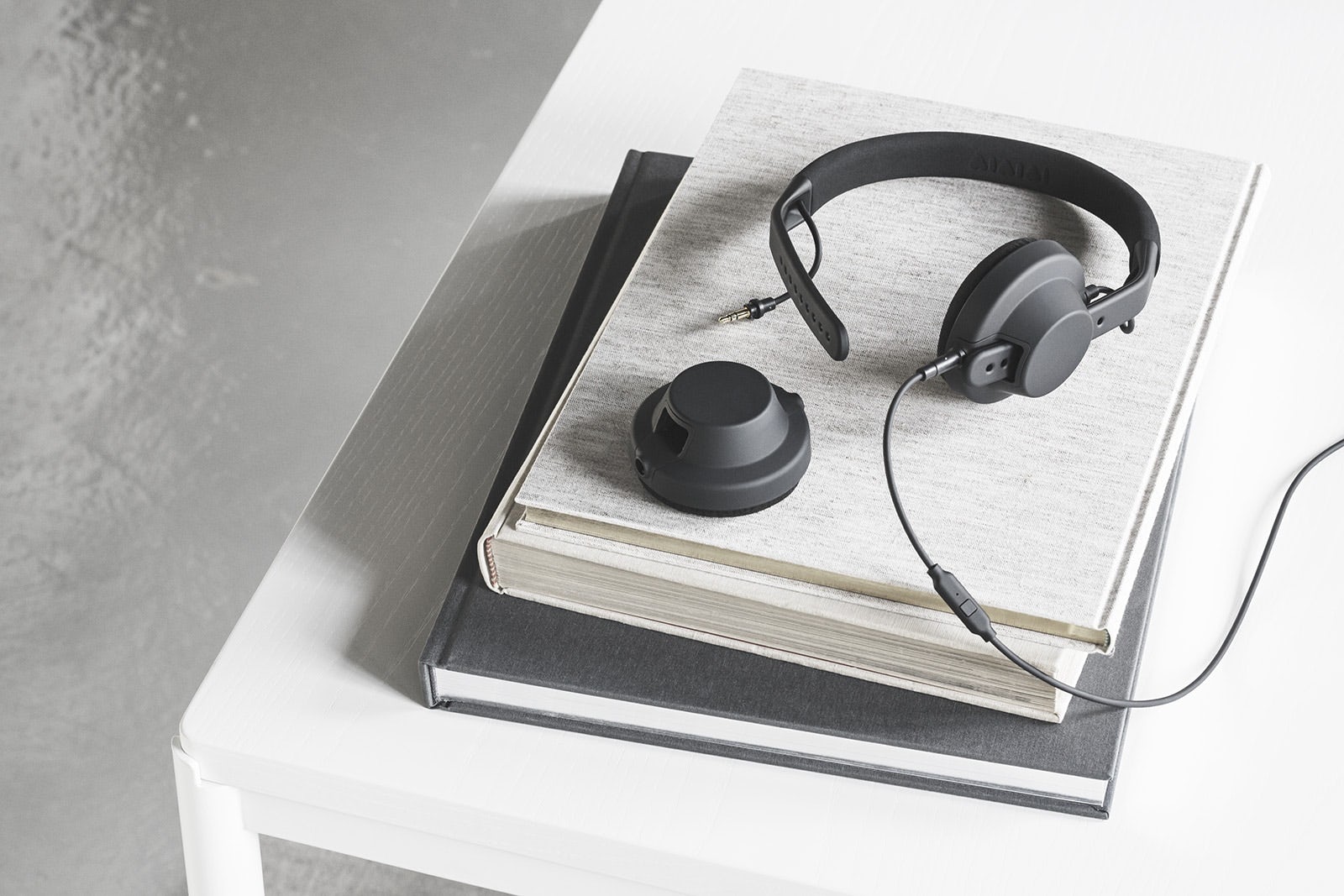 headset，black，Minimalism，Customizable，personality，innovate，