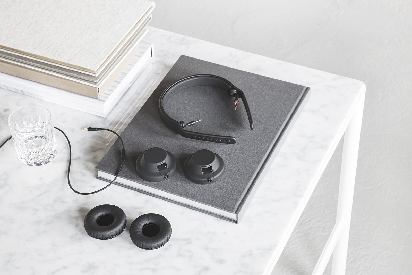 headset，black，Minimalism，Customizable，personality，innovate，