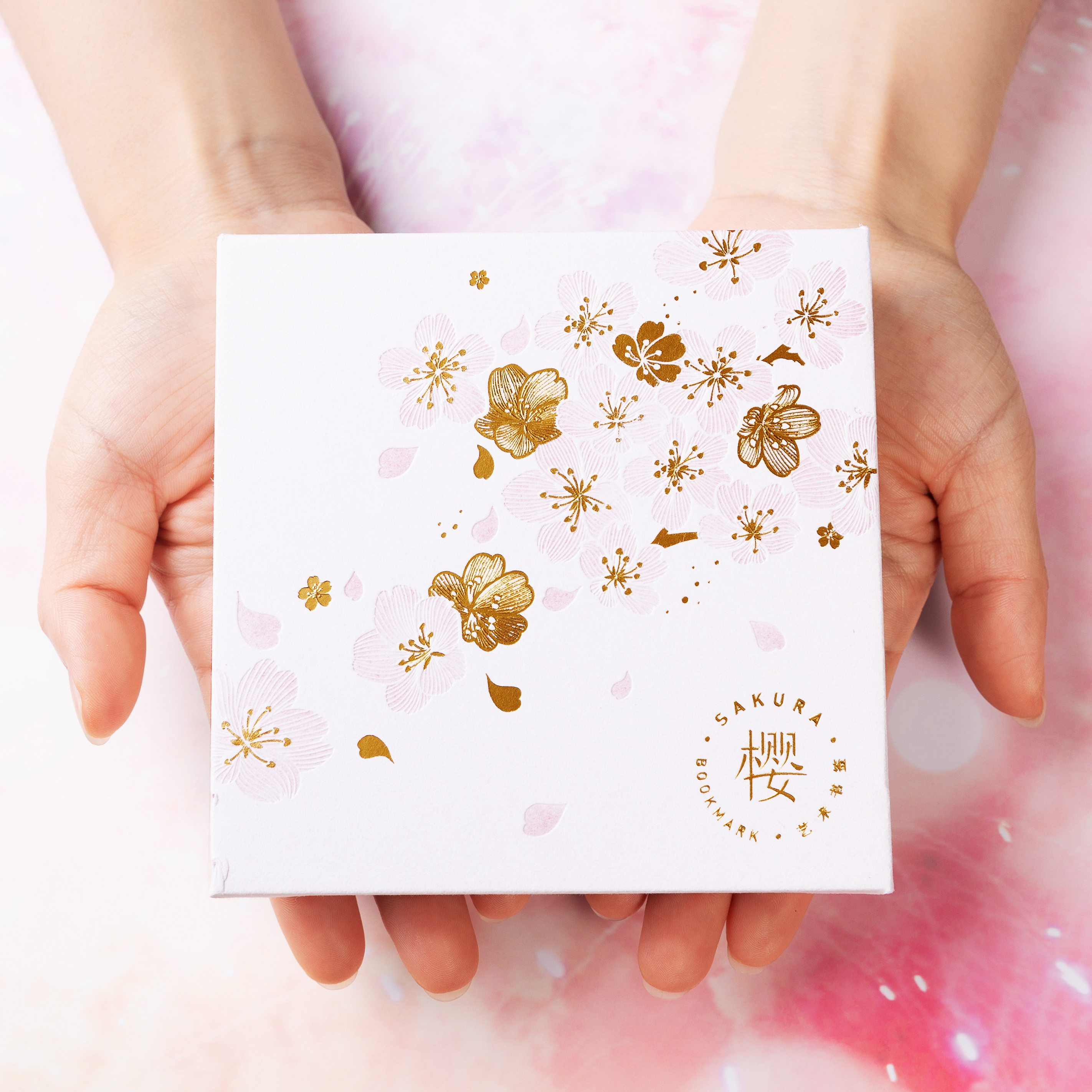 In the palm of your hand，bookmark，cherry blossoms，