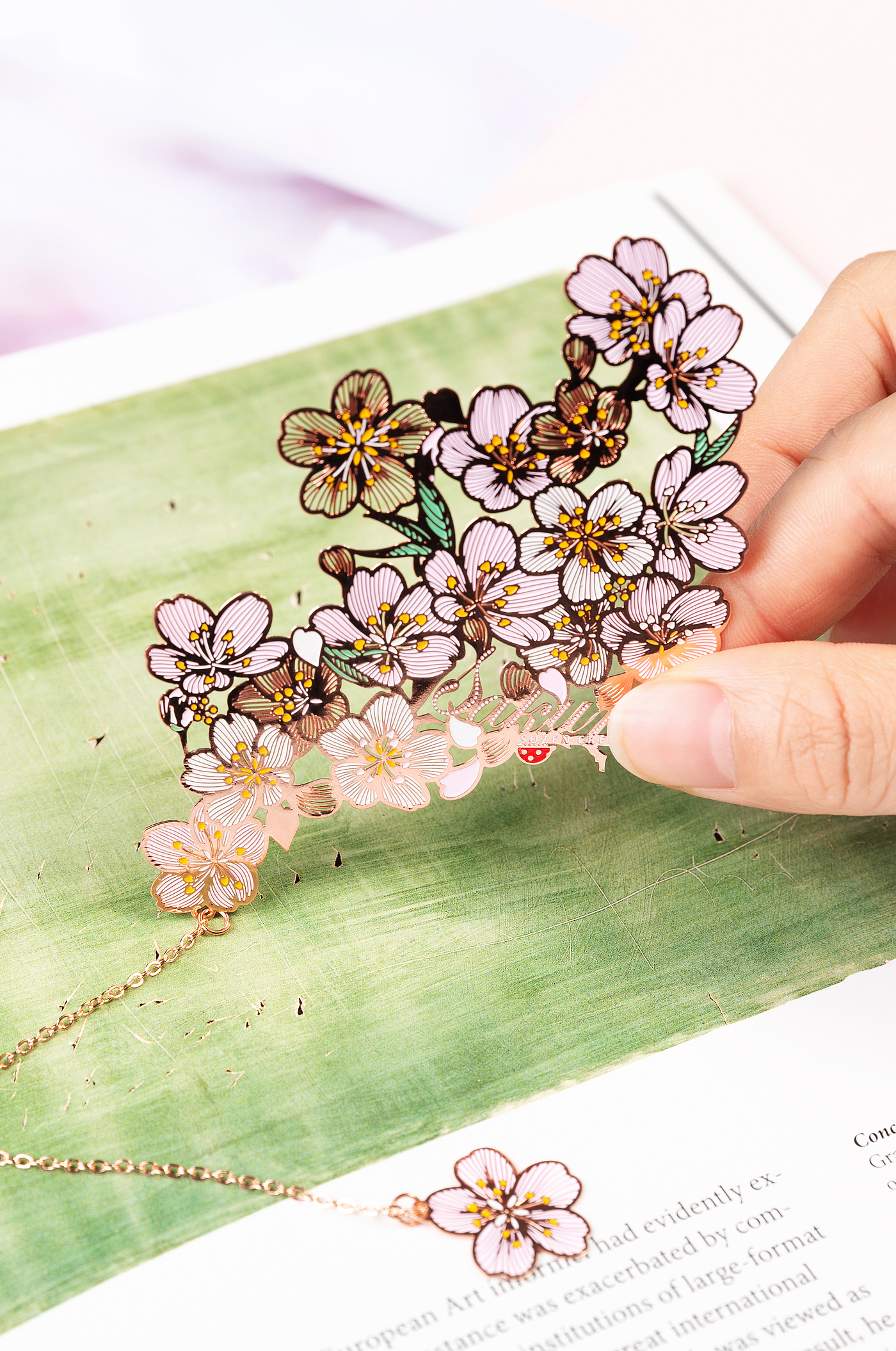 In the palm of your hand，bookmark，cherry blossoms，