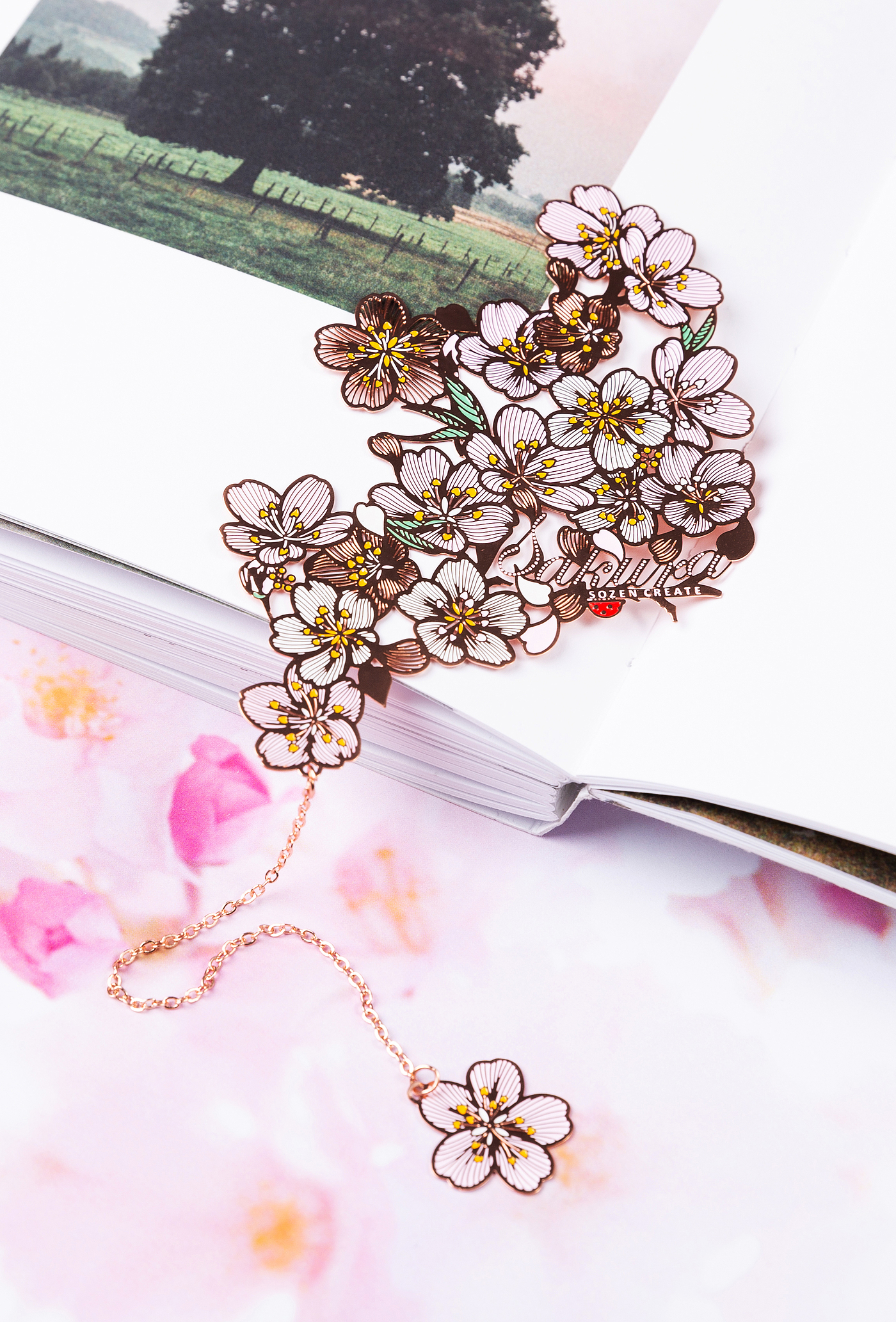 In the palm of your hand，bookmark，cherry blossoms，
