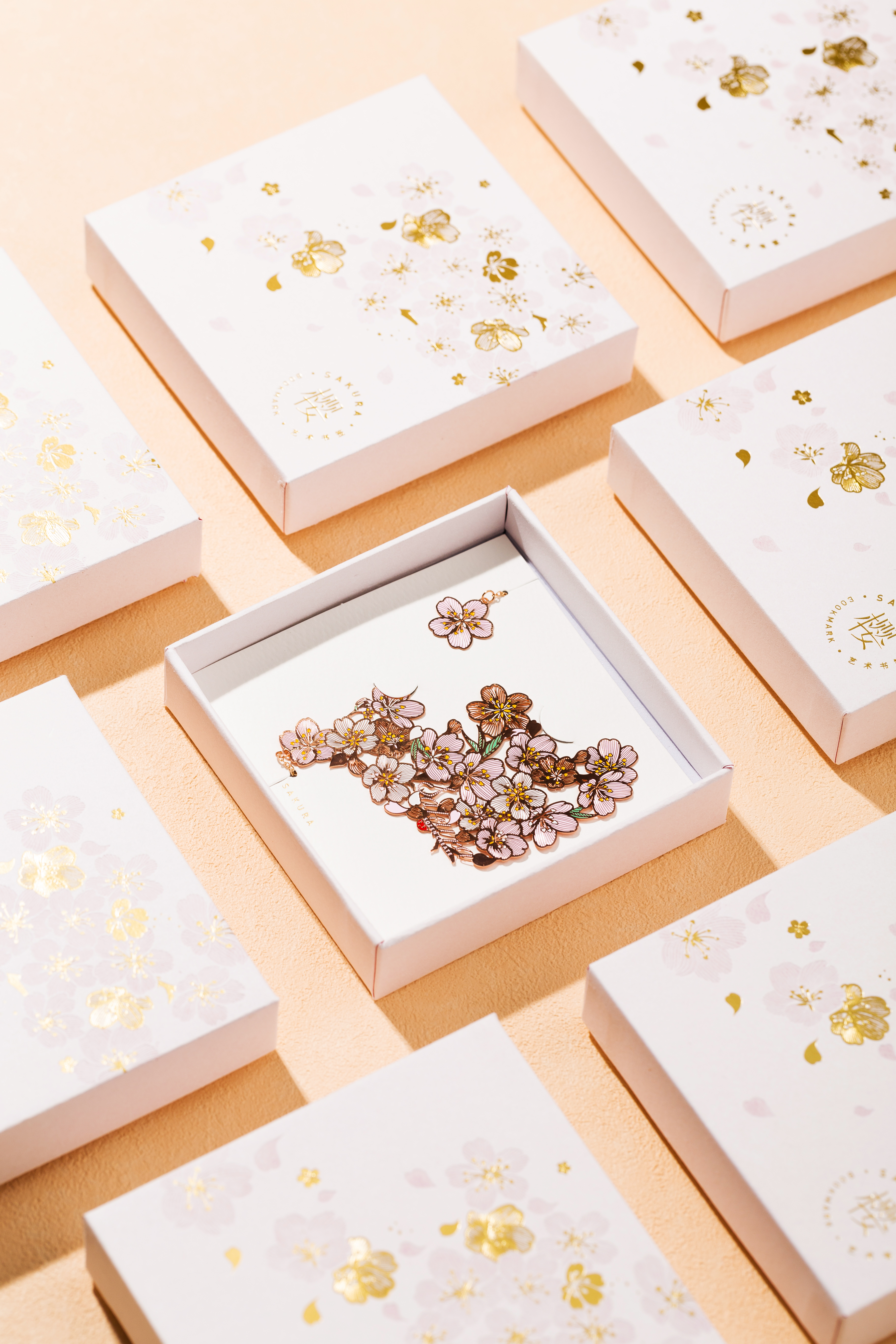 In the palm of your hand，bookmark，cherry blossoms，