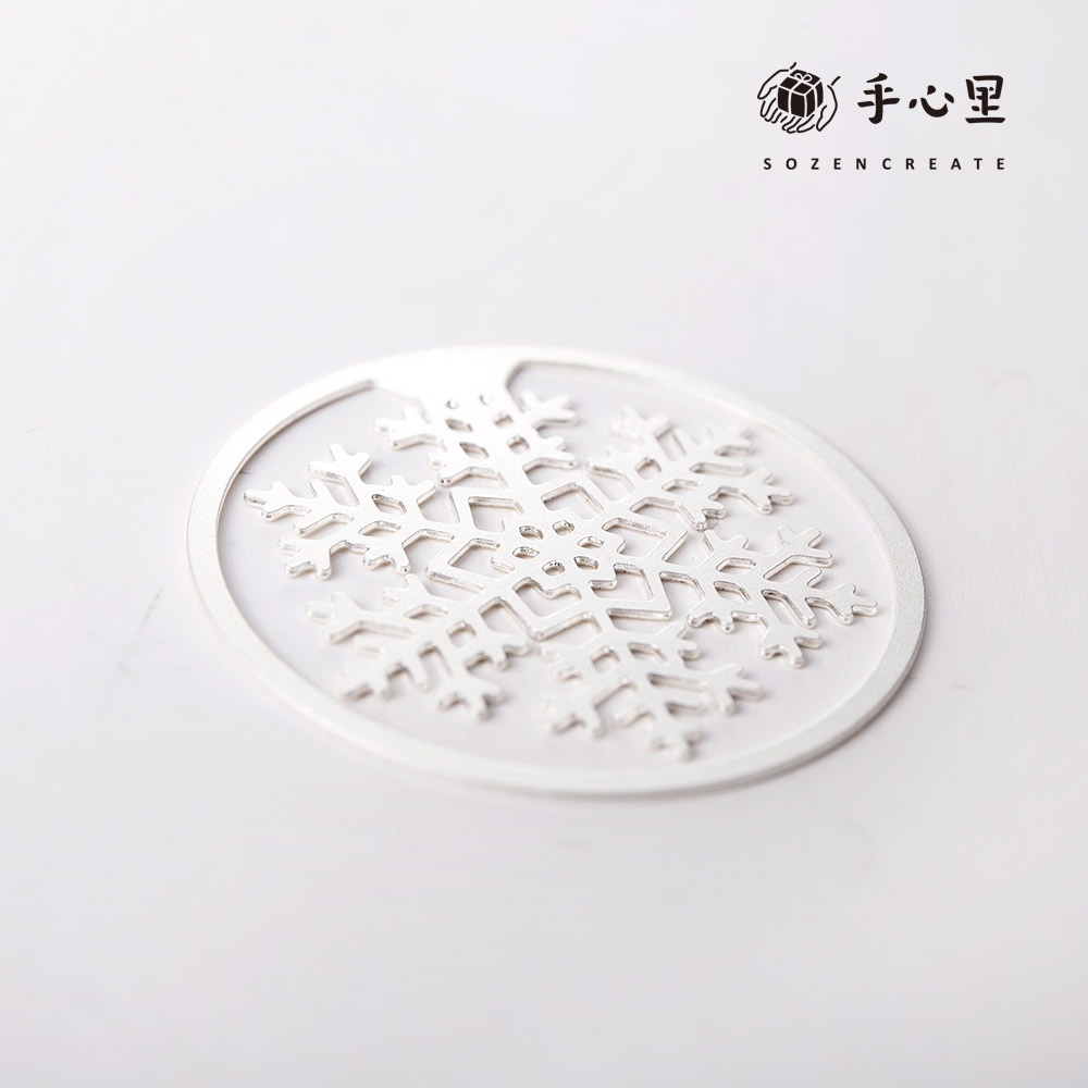 In the palm of your hand，bookmark，snowflake，