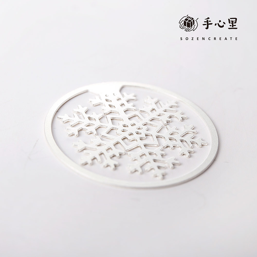 In the palm of your hand，bookmark，snowflake，