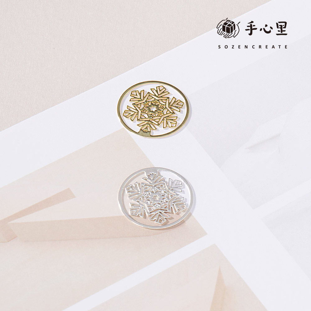In the palm of your hand，bookmark，snowflake，