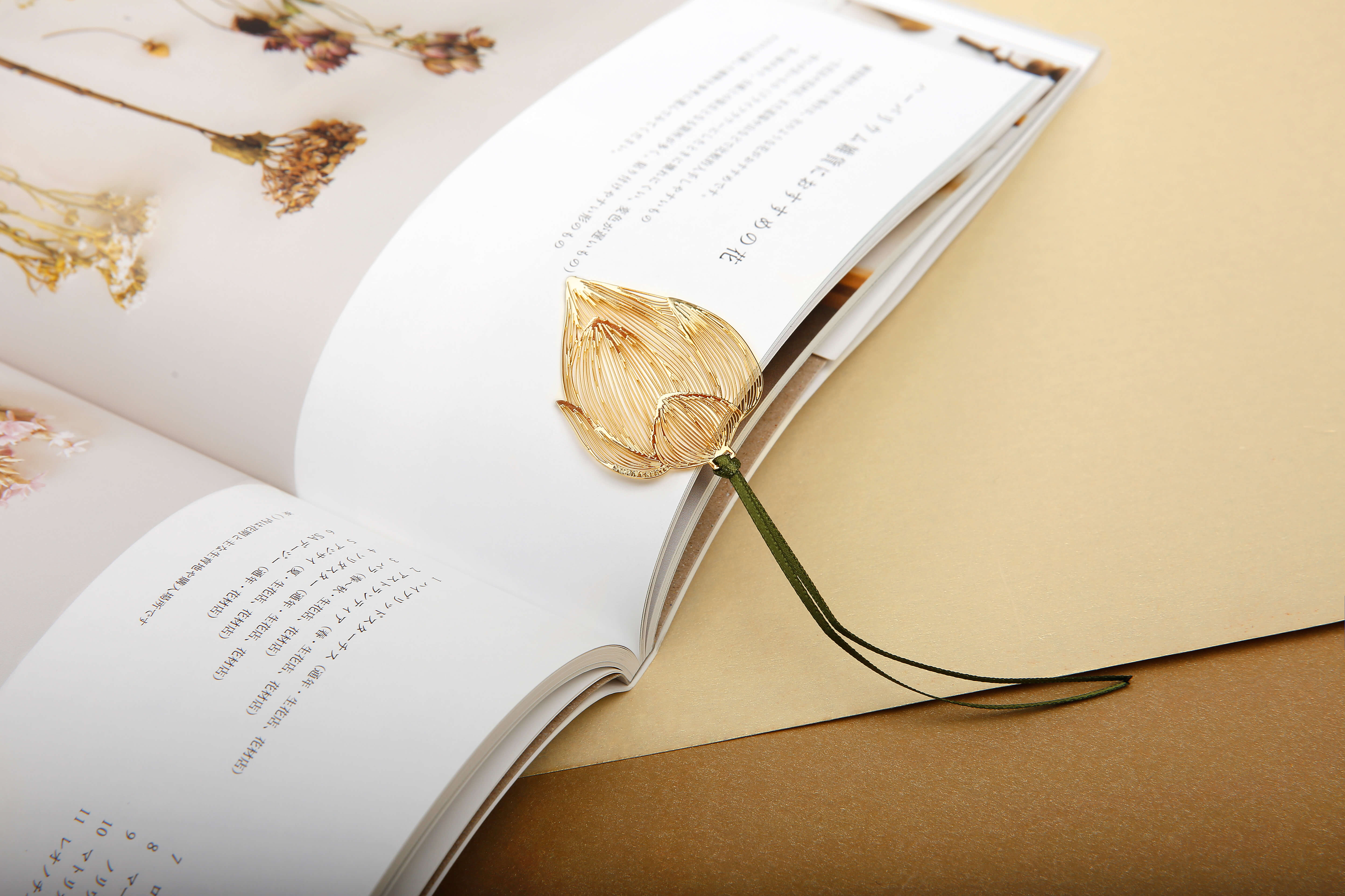 In the palm of your hand，bookmark，Wind lotus，