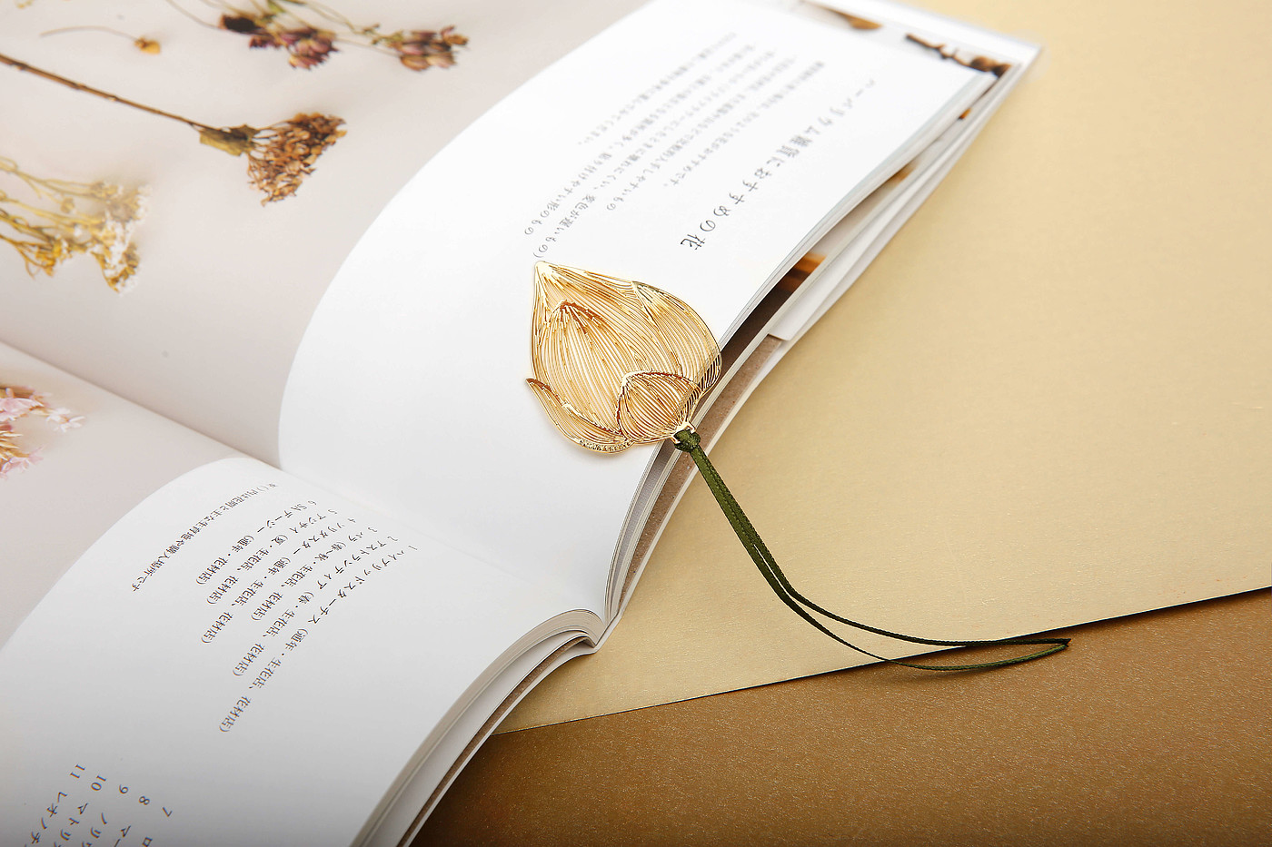 In the palm of your hand，bookmark，Wind lotus，