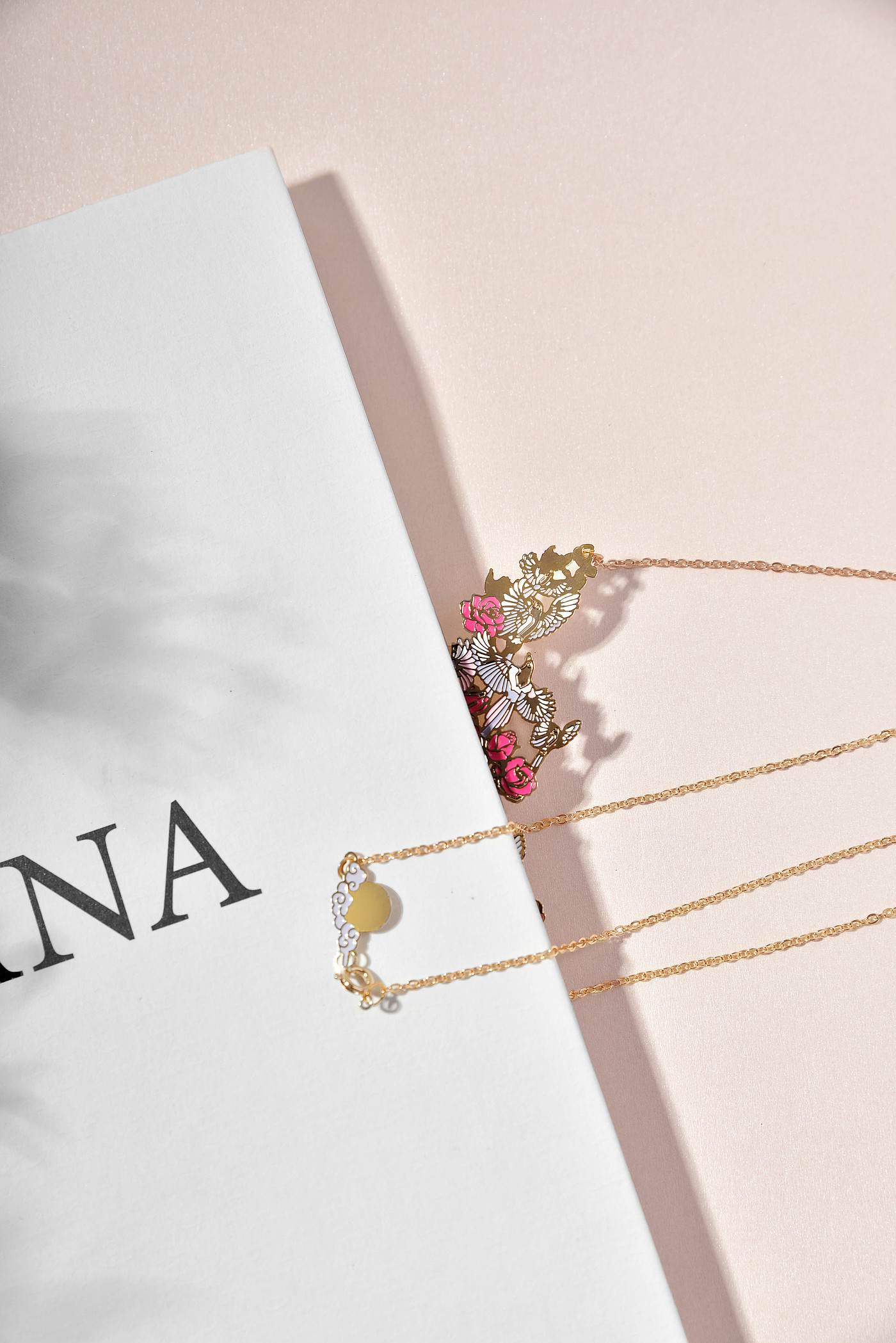 In the palm of your hand，bookmark，gift，delicate，Like rose shoots，