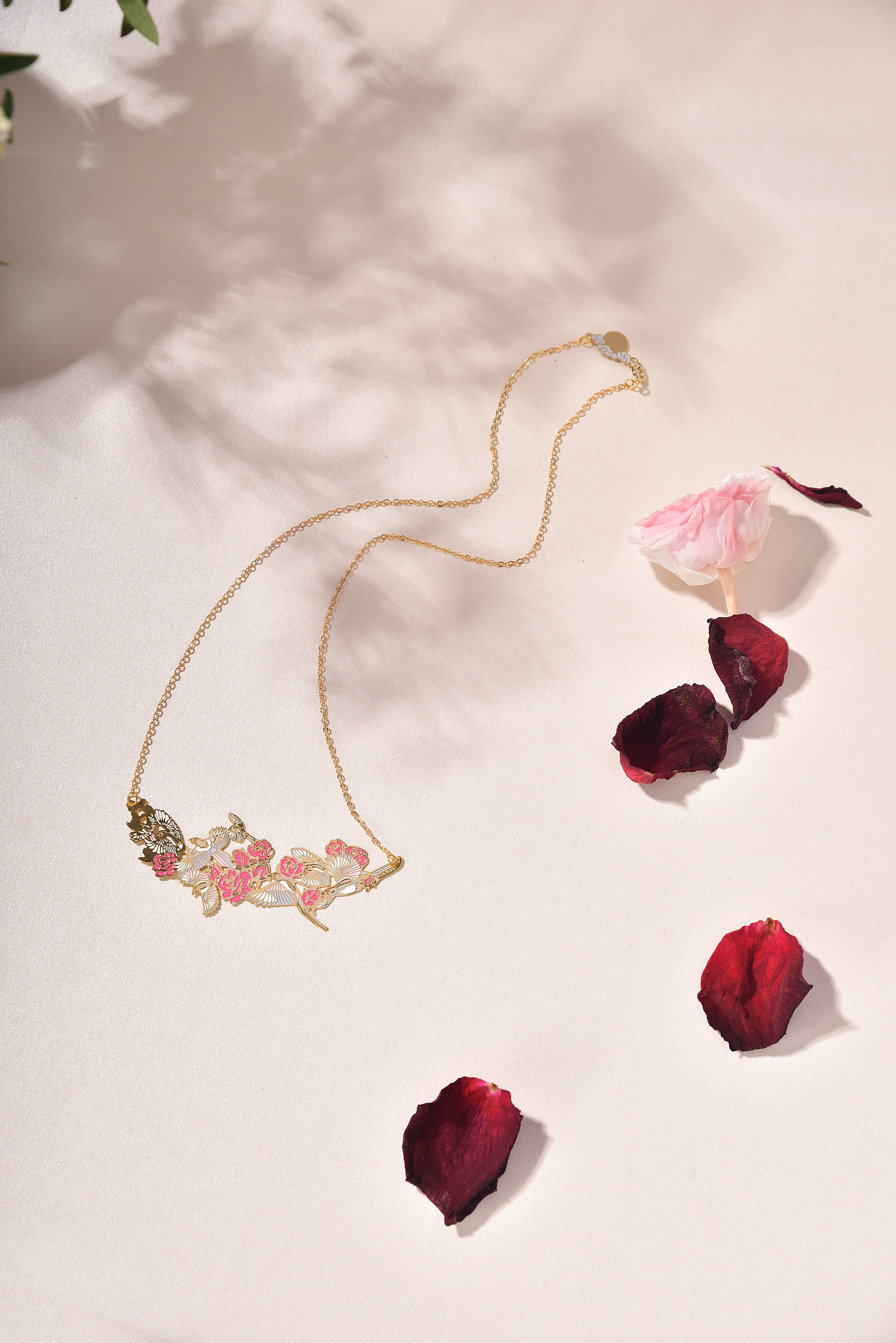 In the palm of your hand，bookmark，gift，delicate，Like rose shoots，