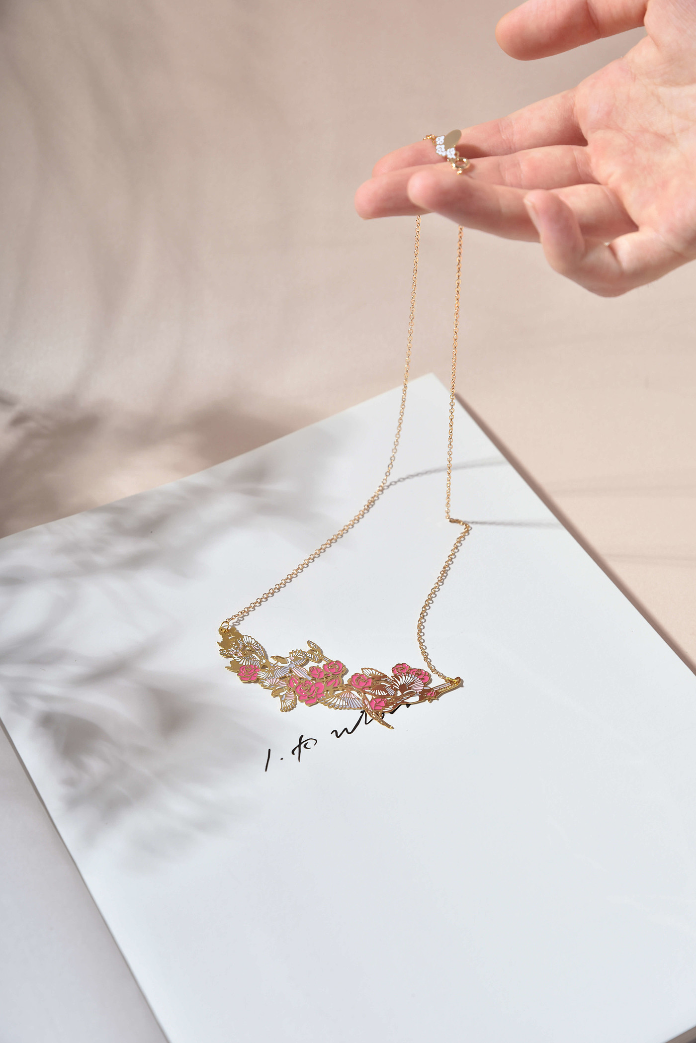 In the palm of your hand，bookmark，gift，delicate，Like rose shoots，