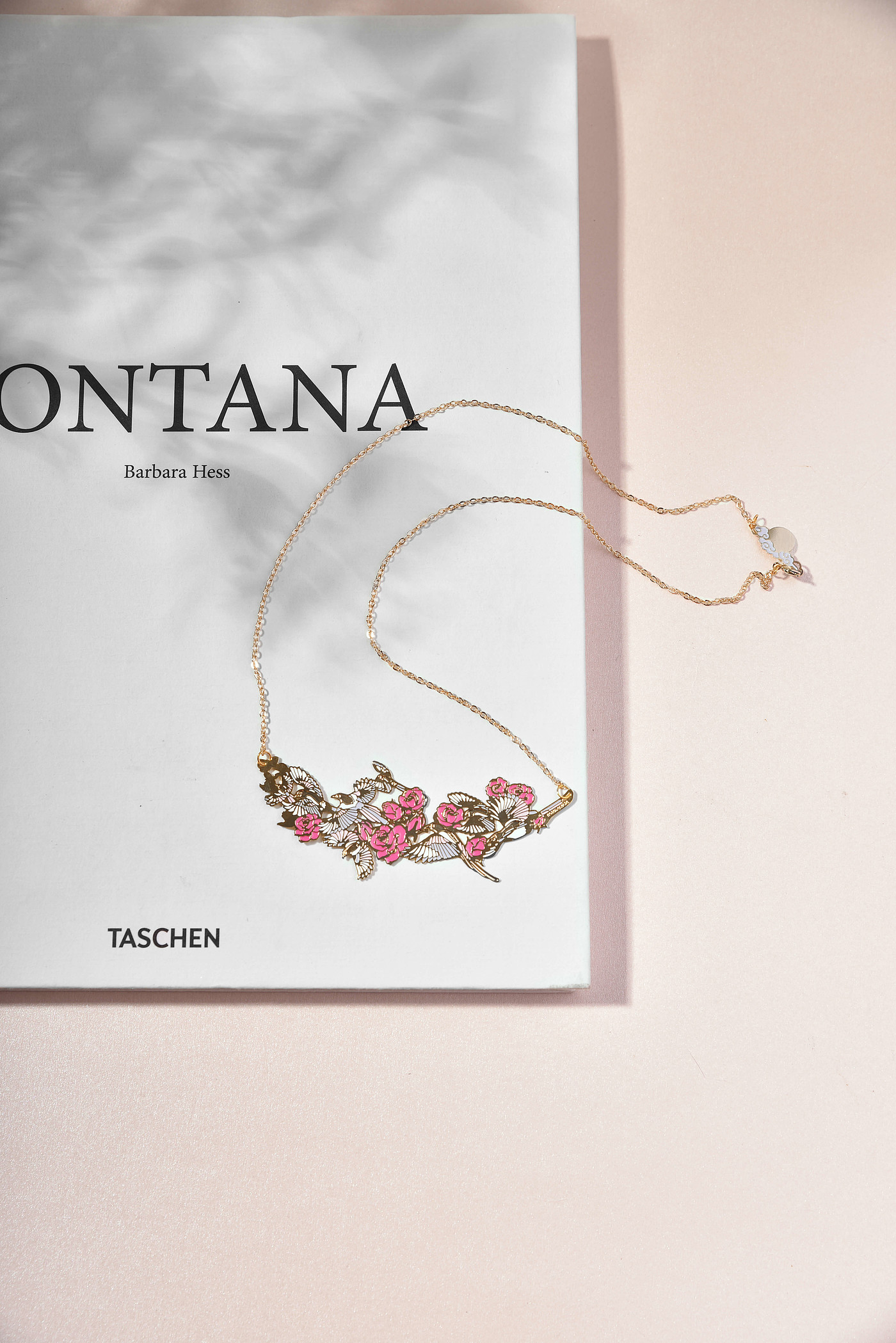 In the palm of your hand，bookmark，gift，delicate，Like rose shoots，