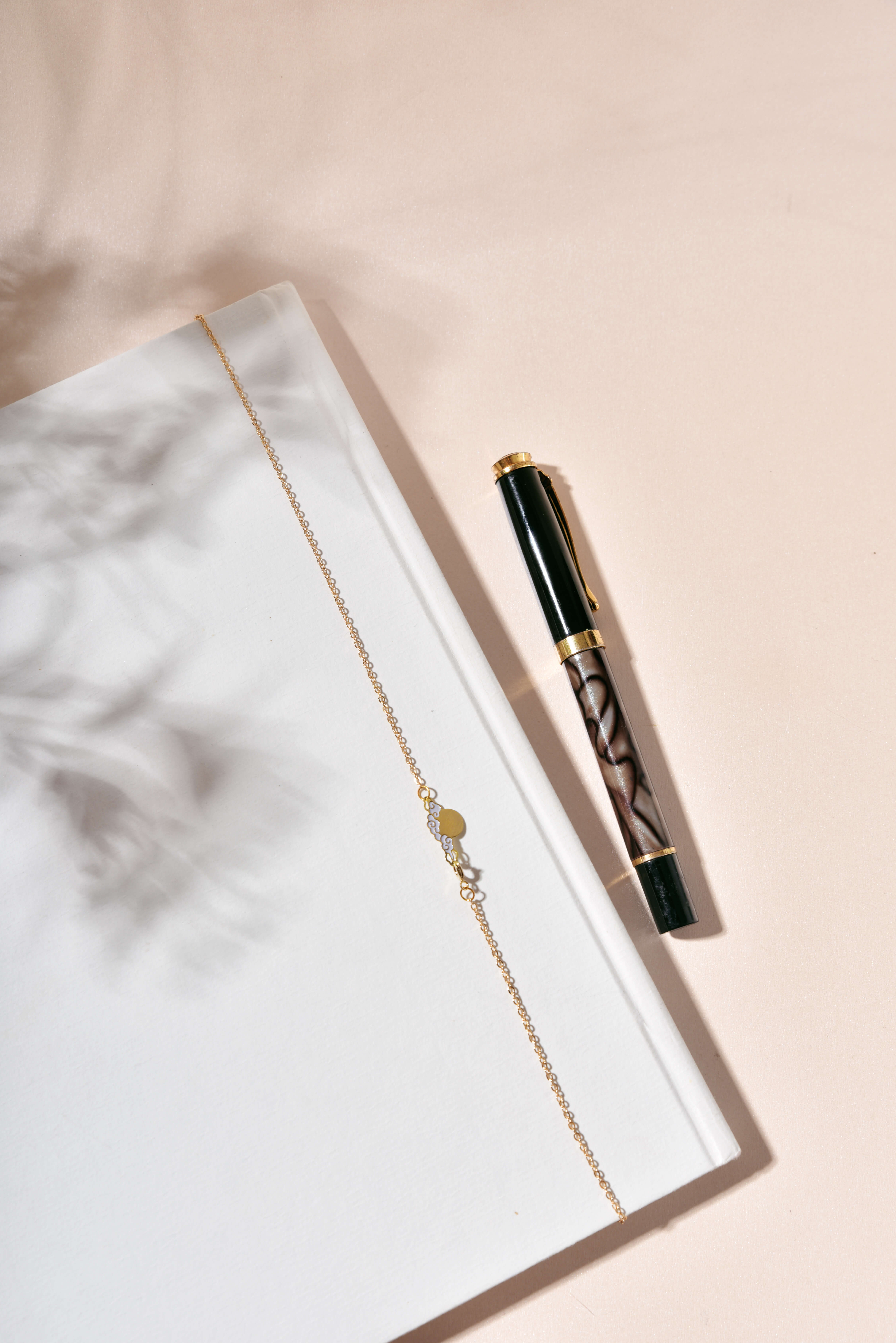 In the palm of your hand，bookmark，gift，delicate，Like rose shoots，