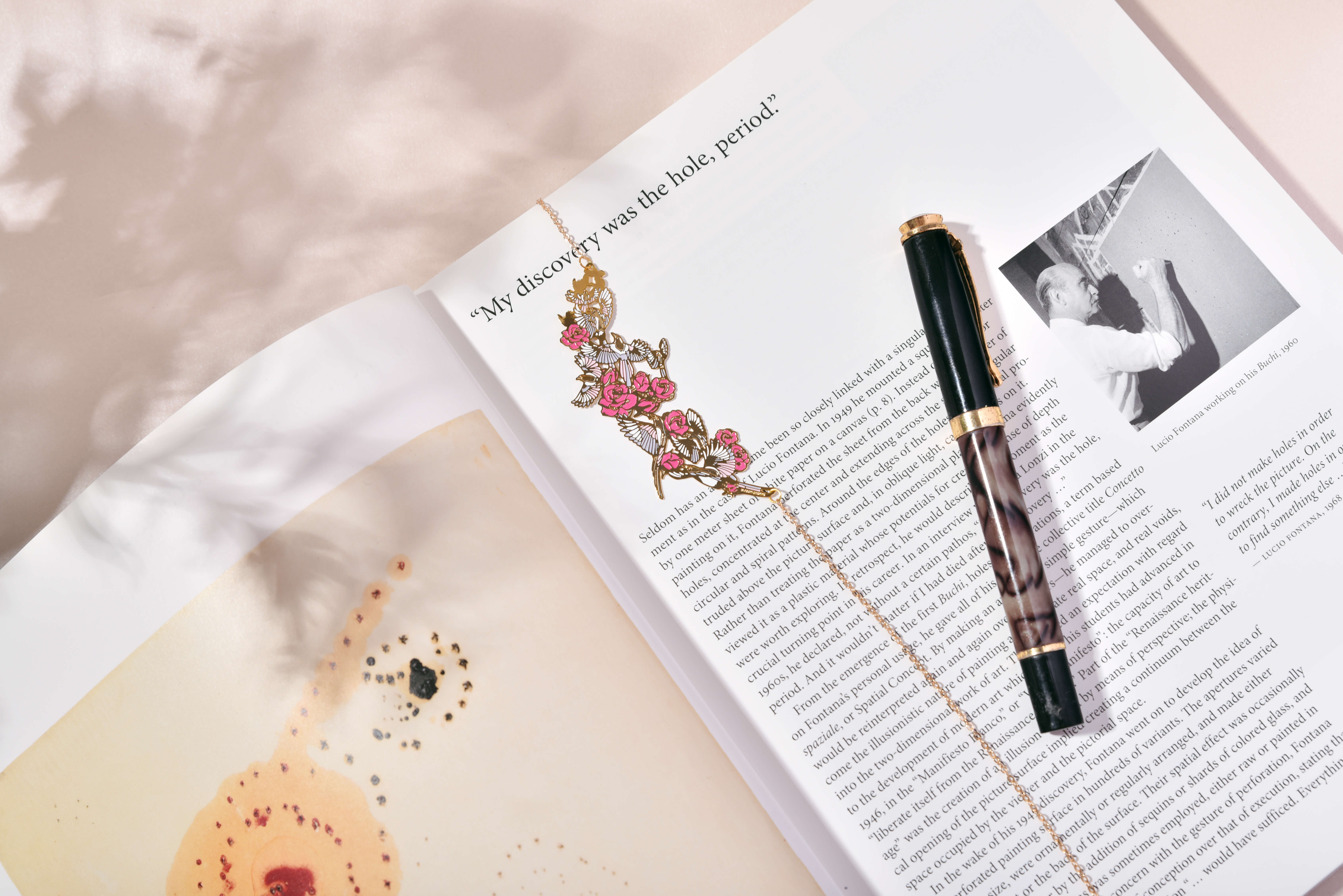 In the palm of your hand，bookmark，gift，delicate，Like rose shoots，