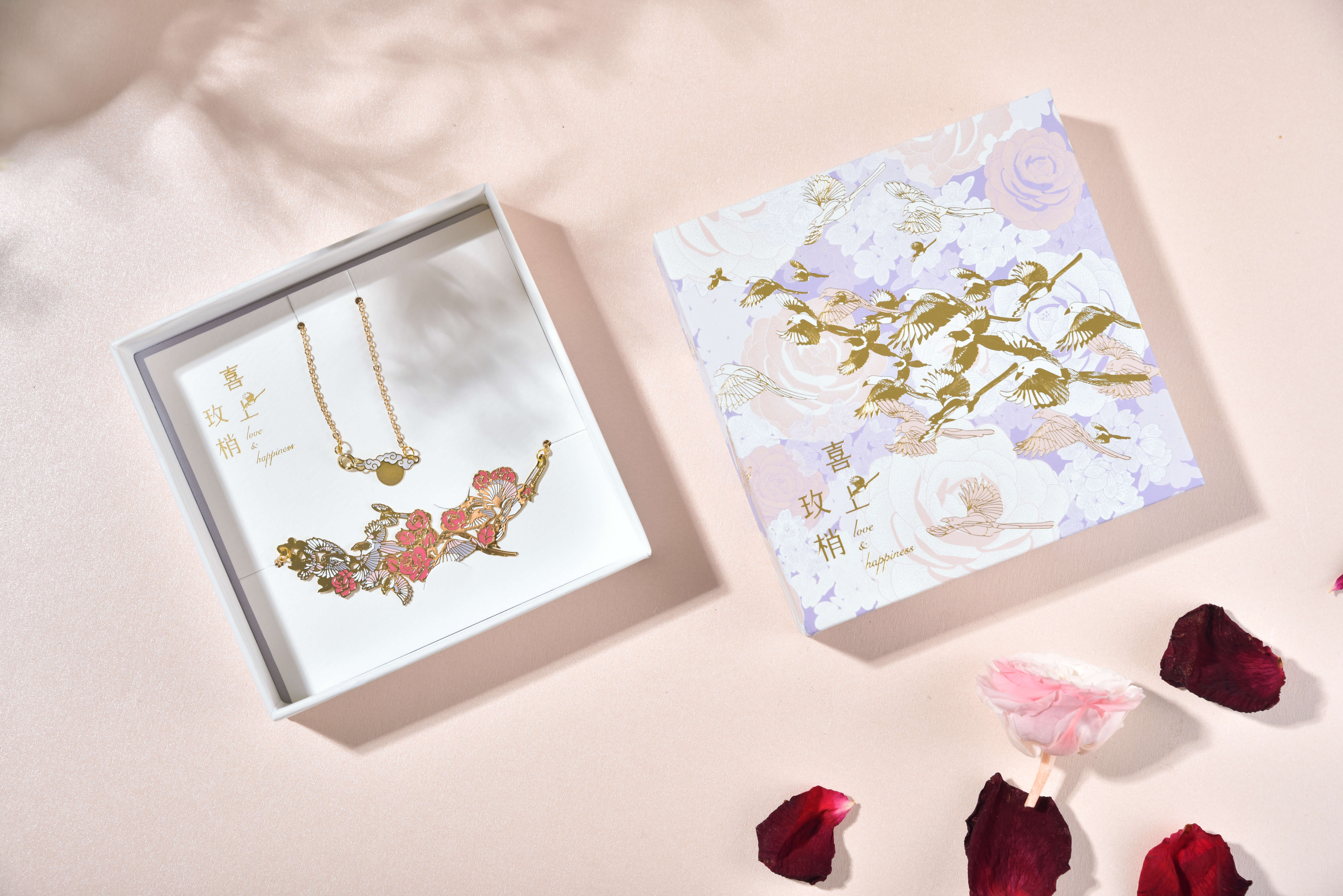 In the palm of your hand，bookmark，gift，delicate，Like rose shoots，