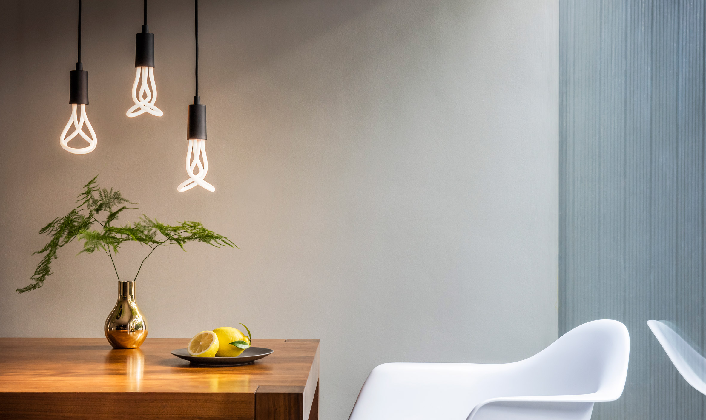 Lighting on the wall. Необычные светильники. Дизайнерские лампы. Светильник над столом. Лампа в интерьере.