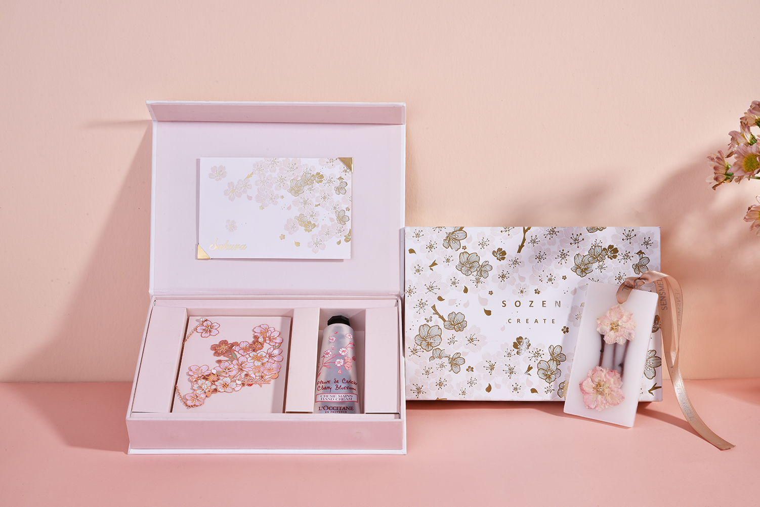 gift，In the palm of your hand，Incense brand，bookmark，cherry blossoms，