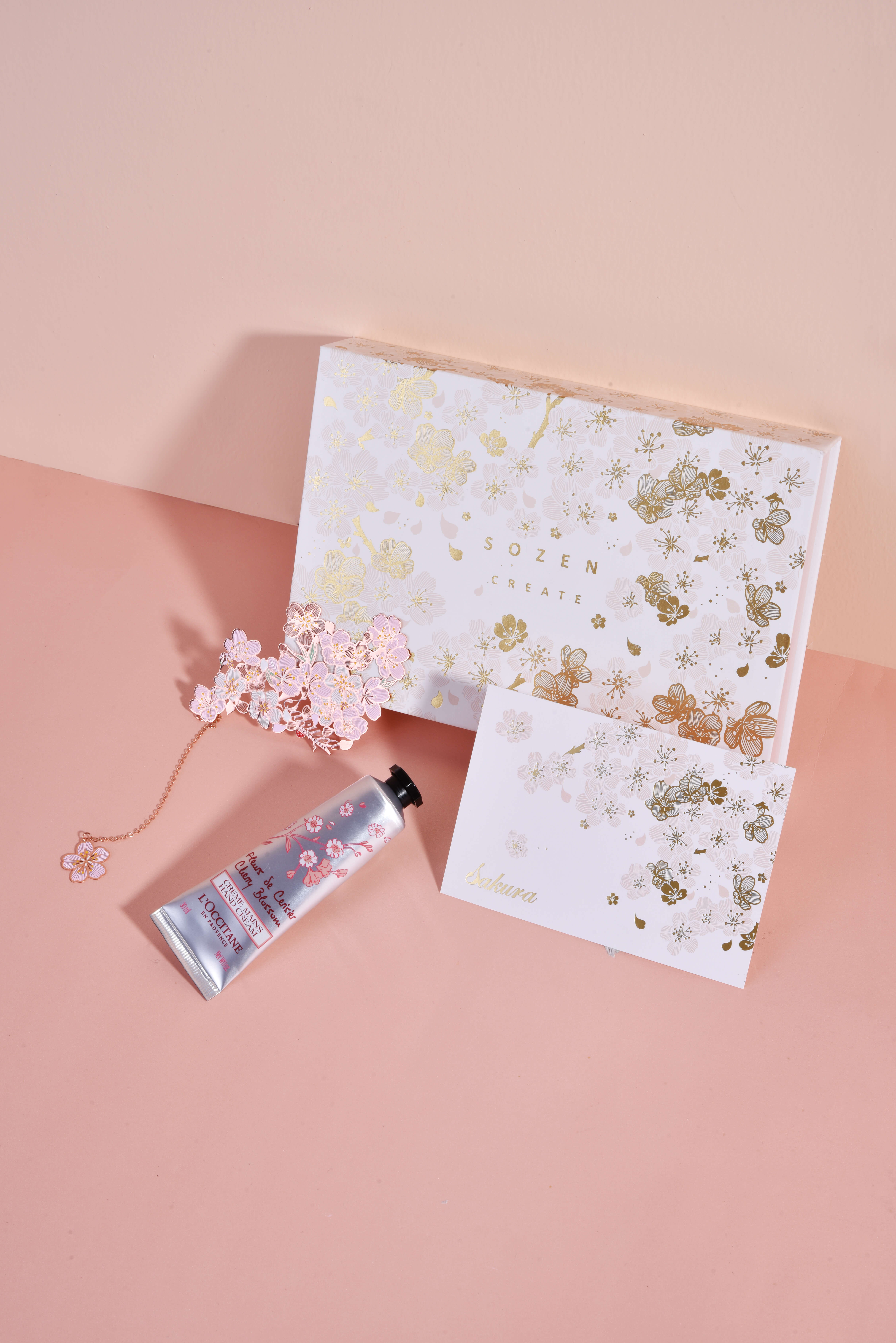 gift，In the palm of your hand，Incense brand，bookmark，cherry blossoms，