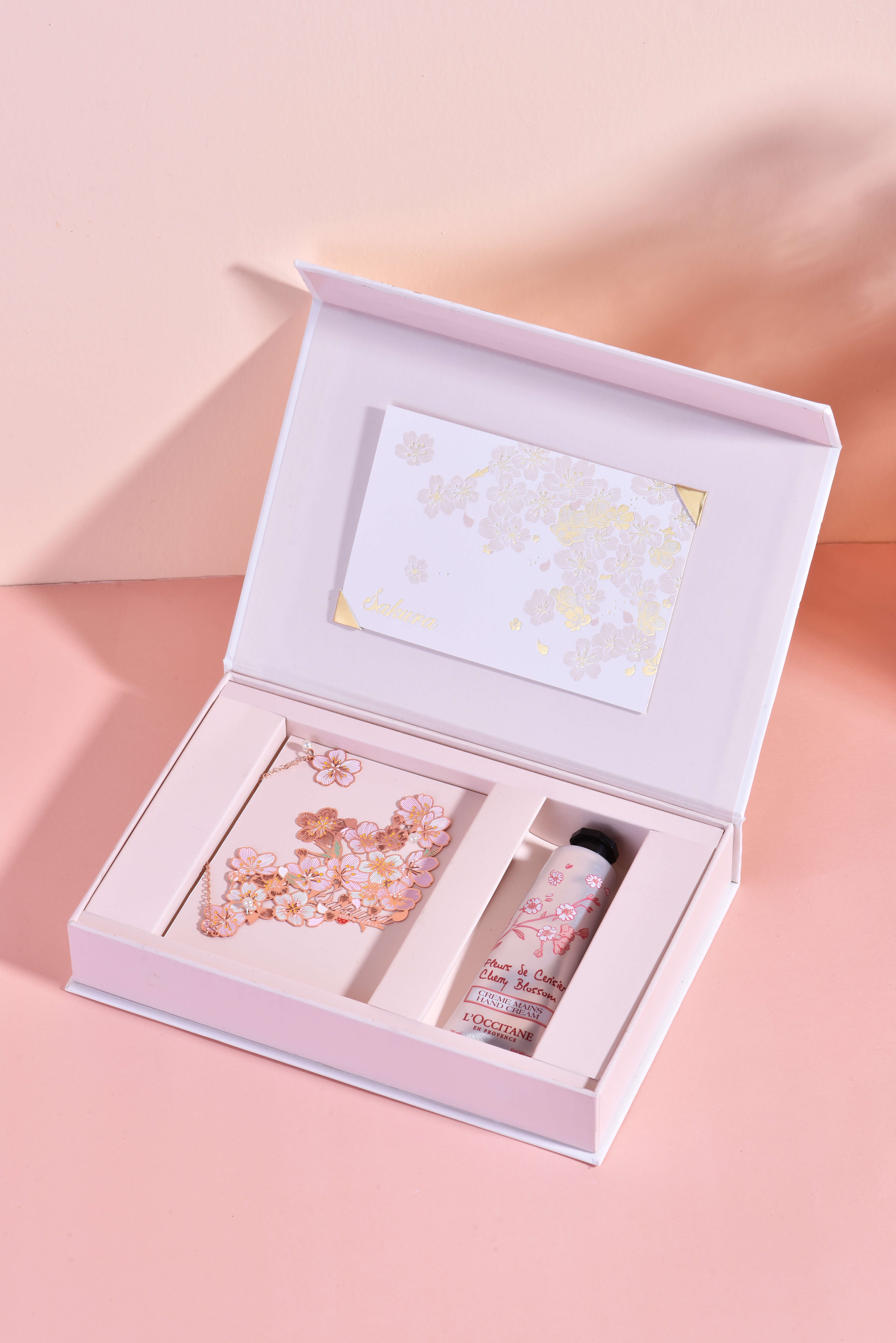 gift，In the palm of your hand，Incense brand，bookmark，cherry blossoms，