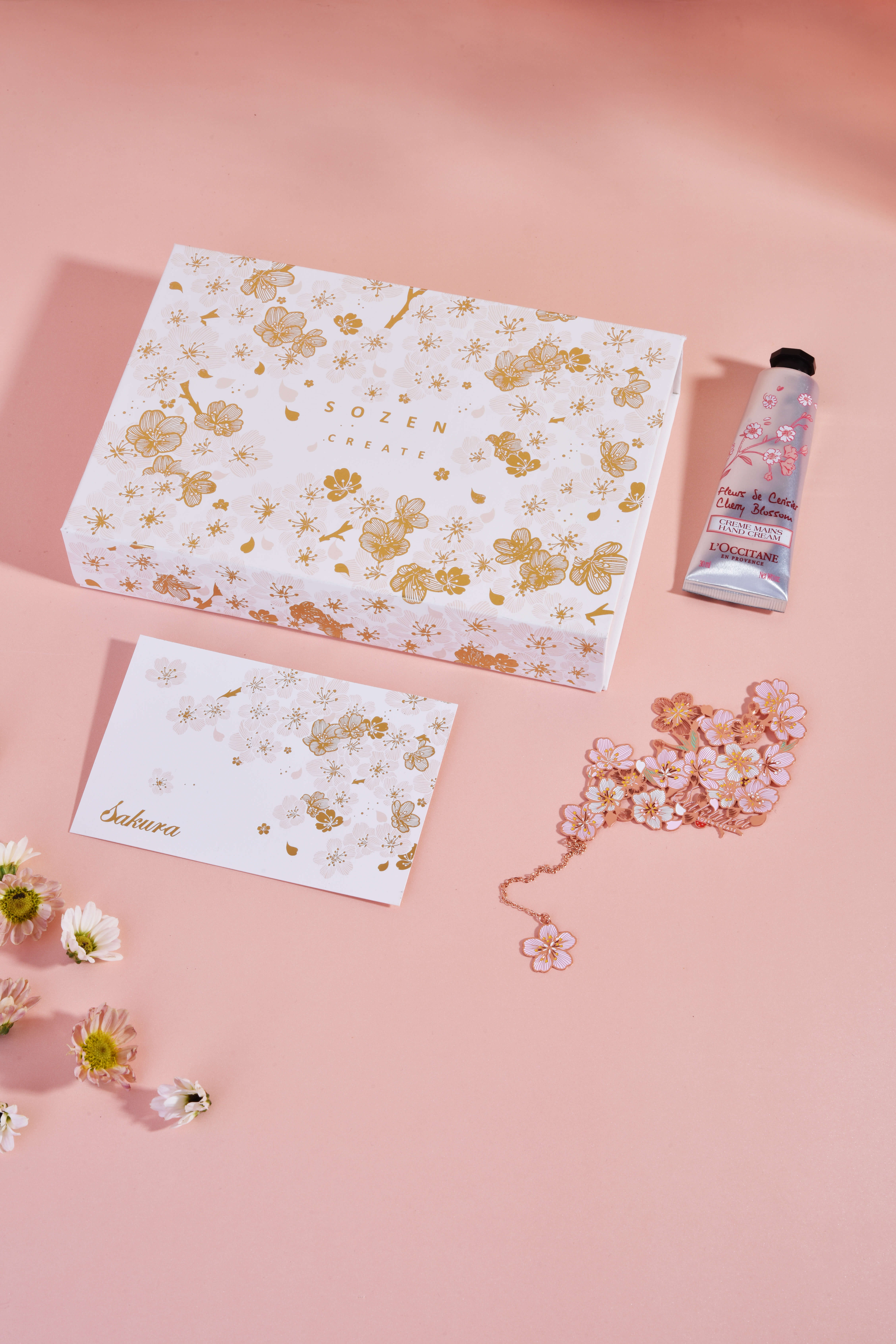 gift，In the palm of your hand，Incense brand，bookmark，cherry blossoms，
