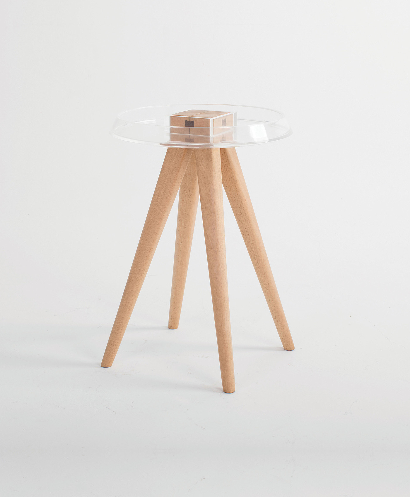 2019 red dot design concept award，Square round stool，Small side table，Transparent material，Acrylic material，Double dovetail joint，Nailless，