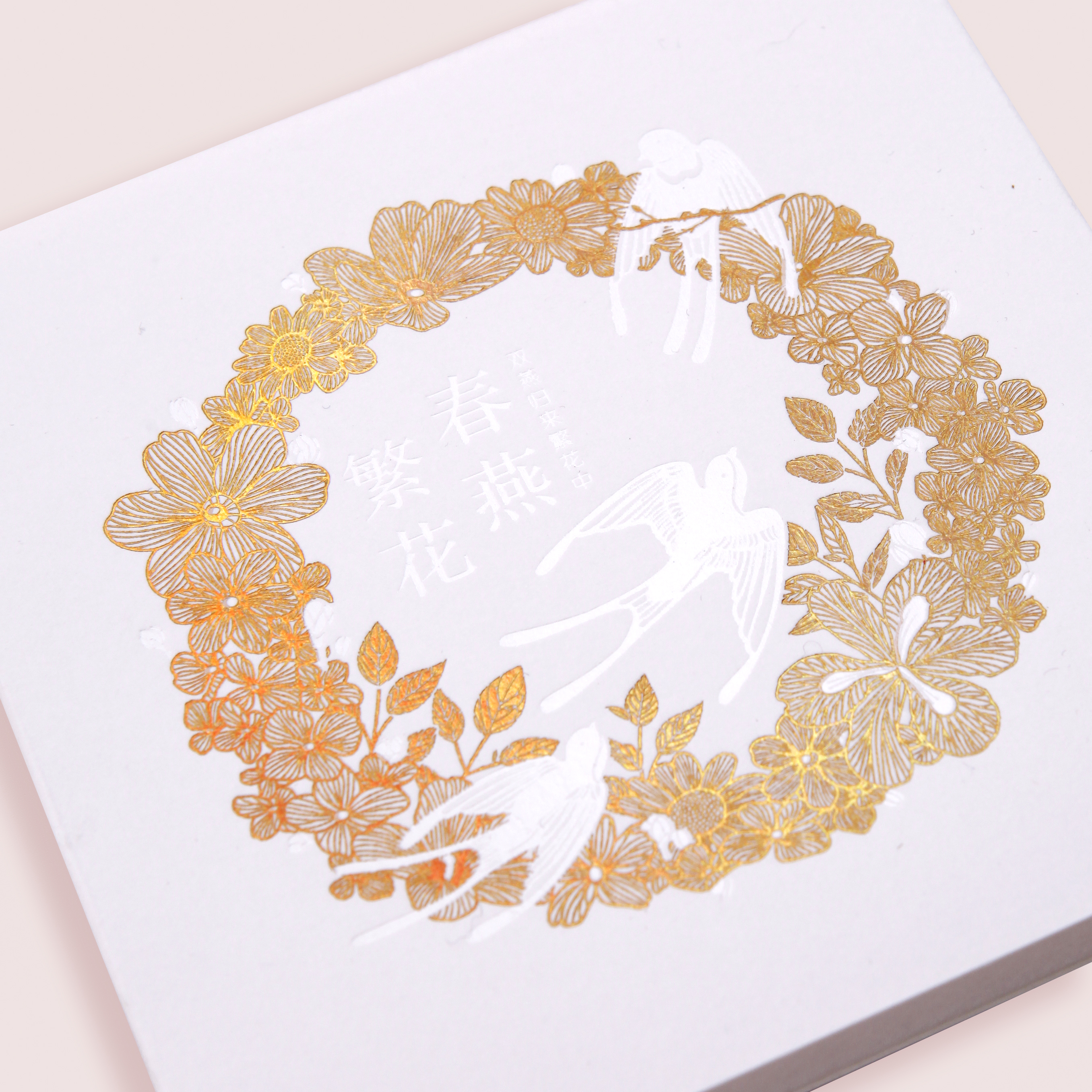 In the palm of your hand，swallow，full-blown flowers，spring，bookmark，