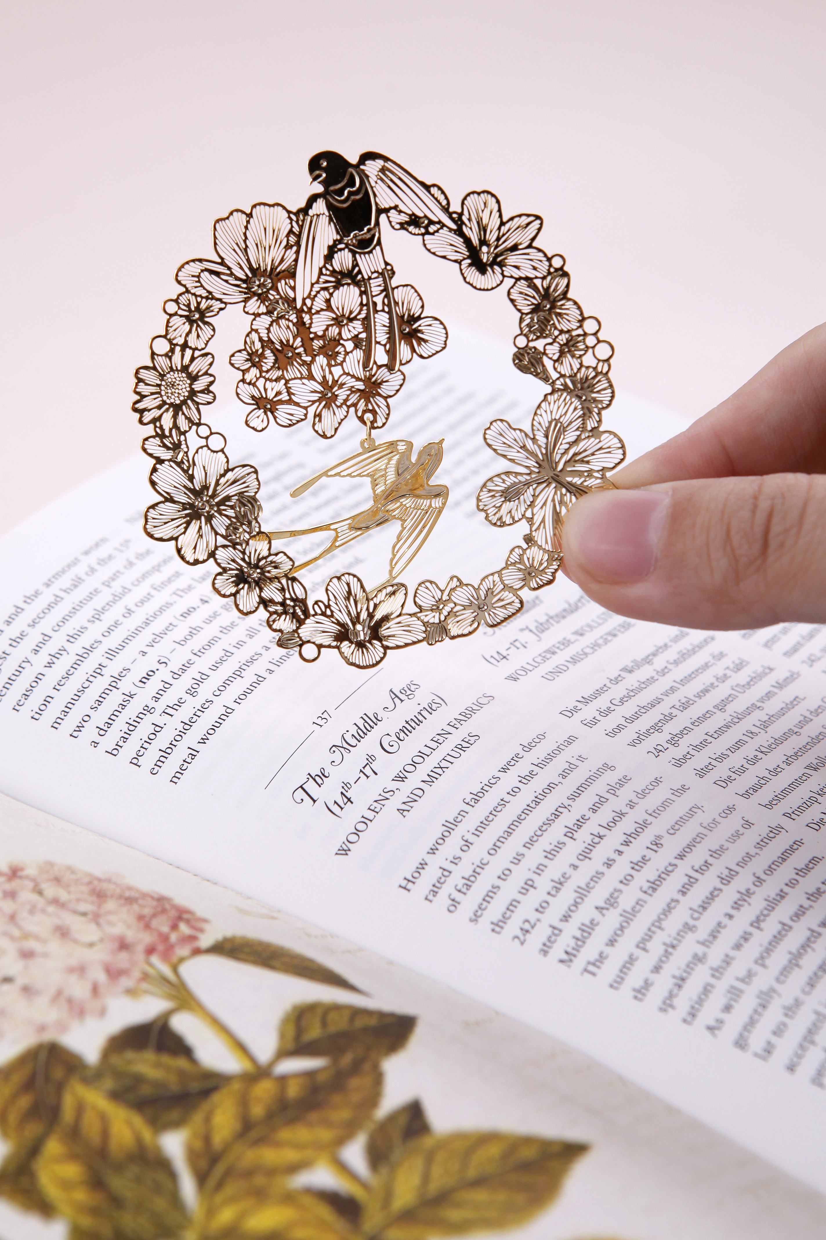 In the palm of your hand，swallow，full-blown flowers，spring，bookmark，