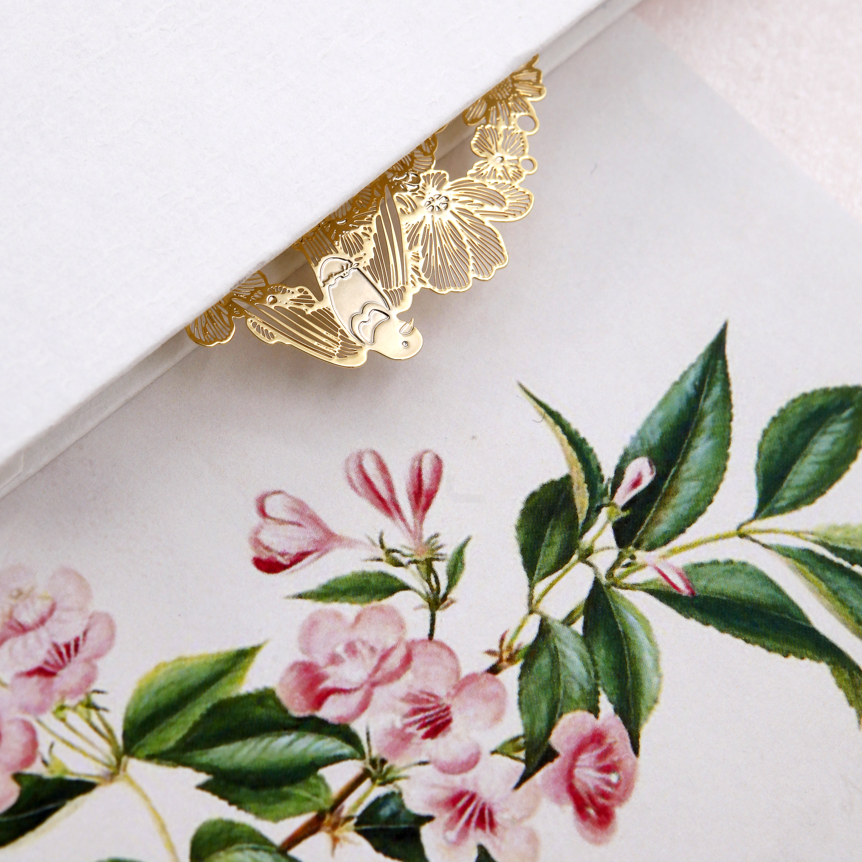 In the palm of your hand，swallow，full-blown flowers，spring，bookmark，