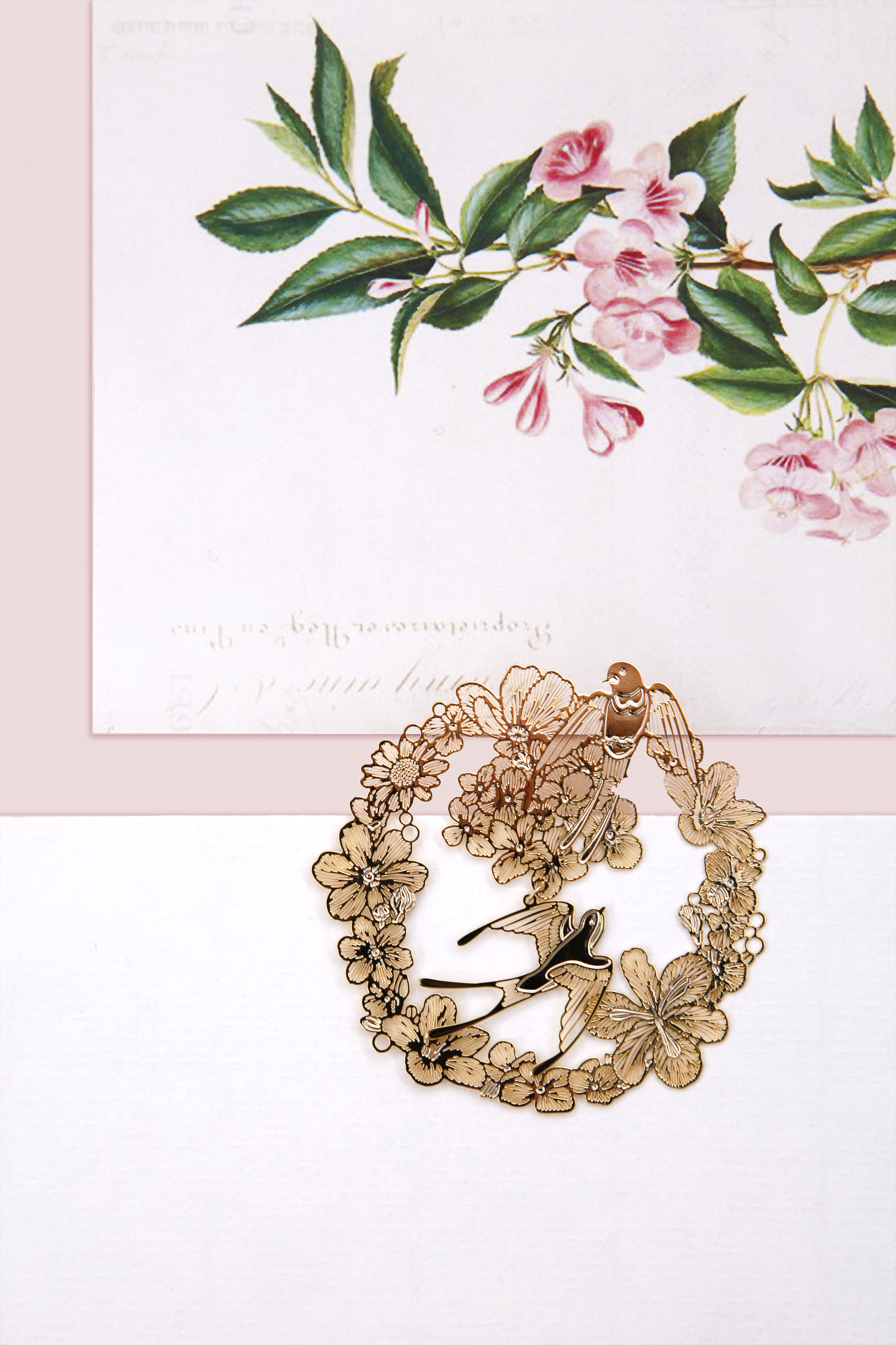 In the palm of your hand，swallow，full-blown flowers，spring，bookmark，