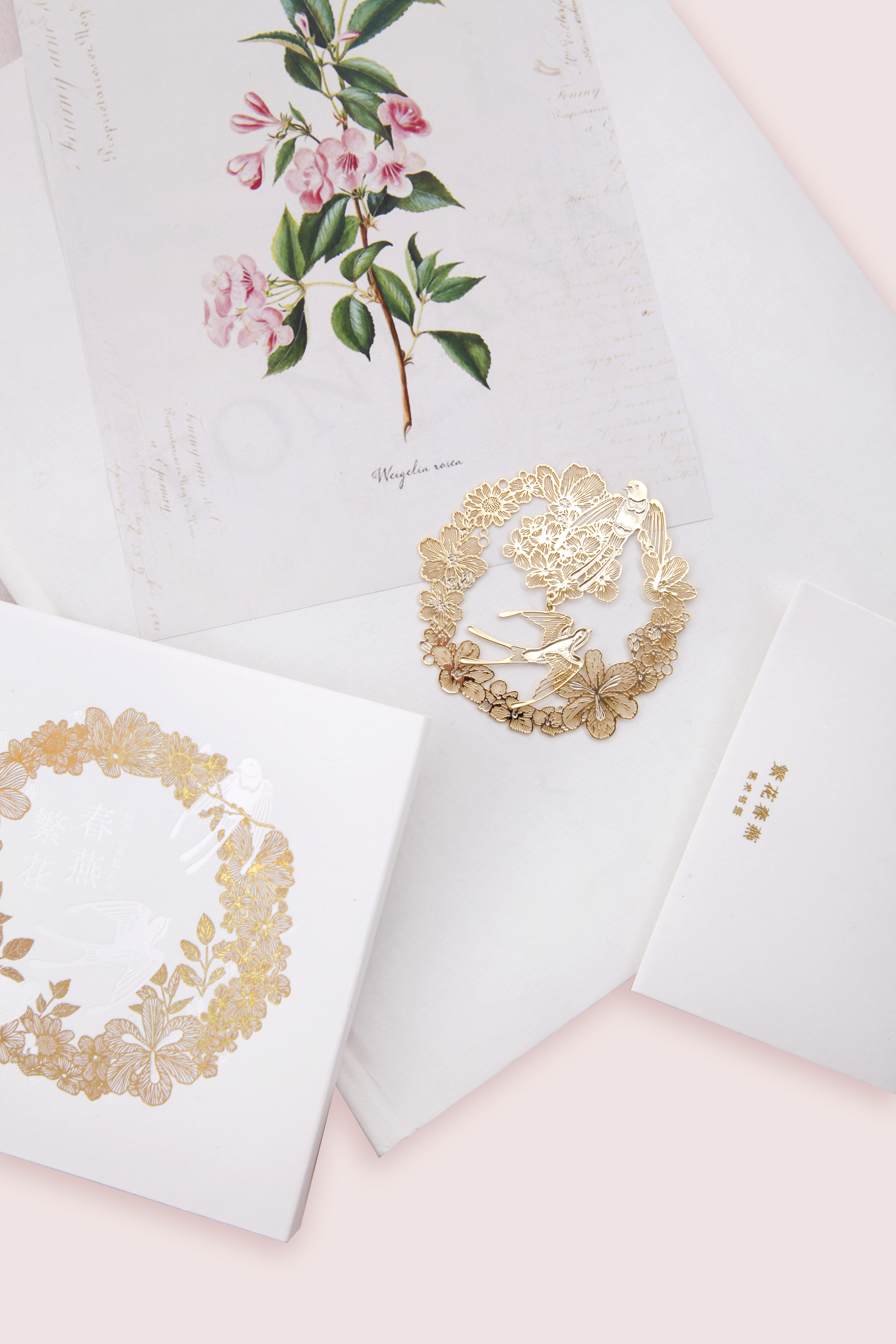 In the palm of your hand，swallow，full-blown flowers，spring，bookmark，