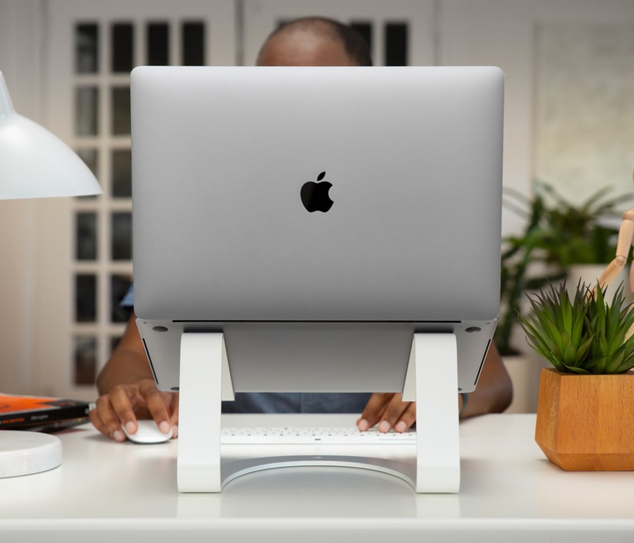 创意curve Se支架 将你的macbook完美地悬挂起来 普象网