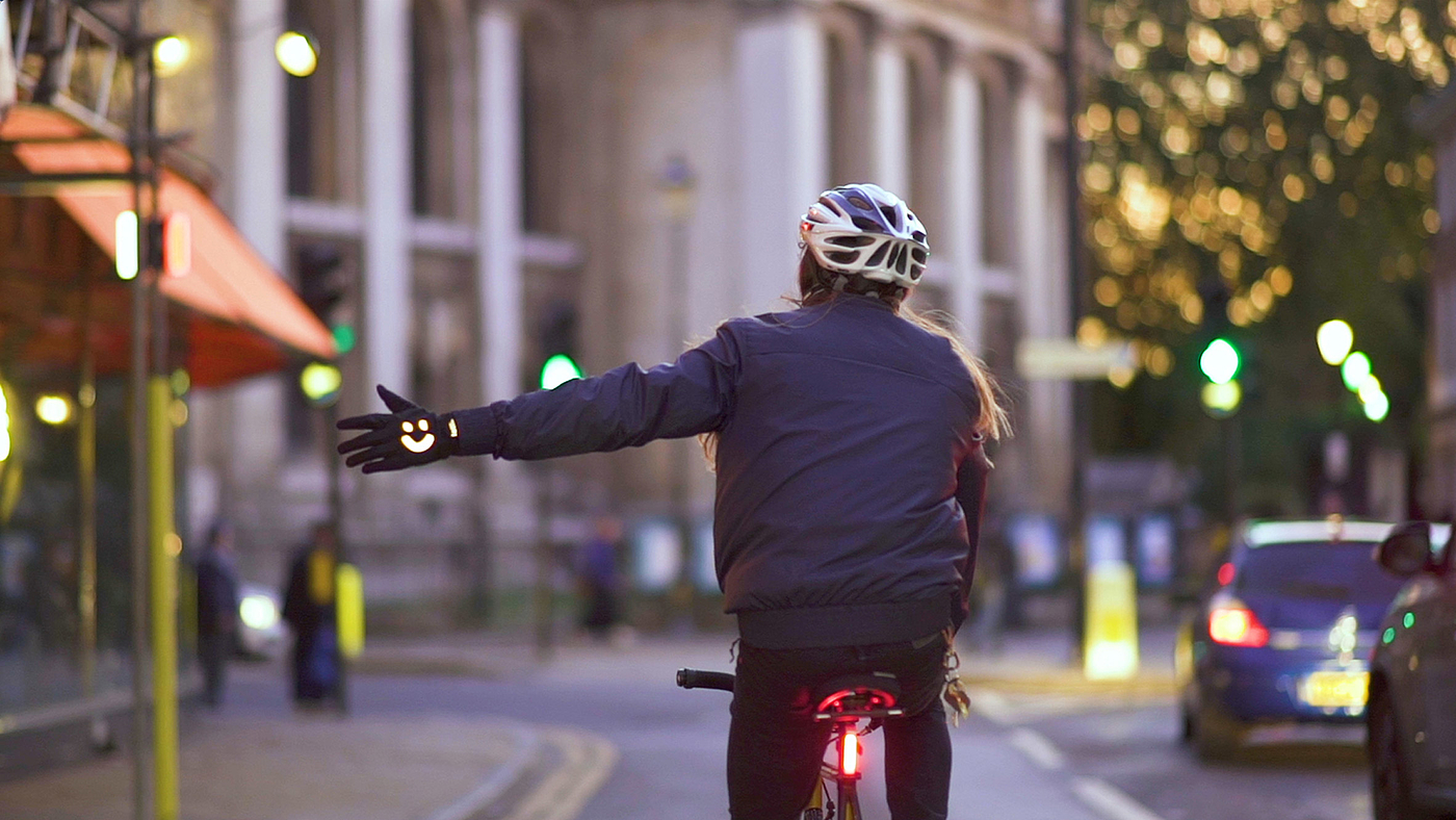 Bicycle，conflict，smiling face，Road rage，glove，Tools and equipment，