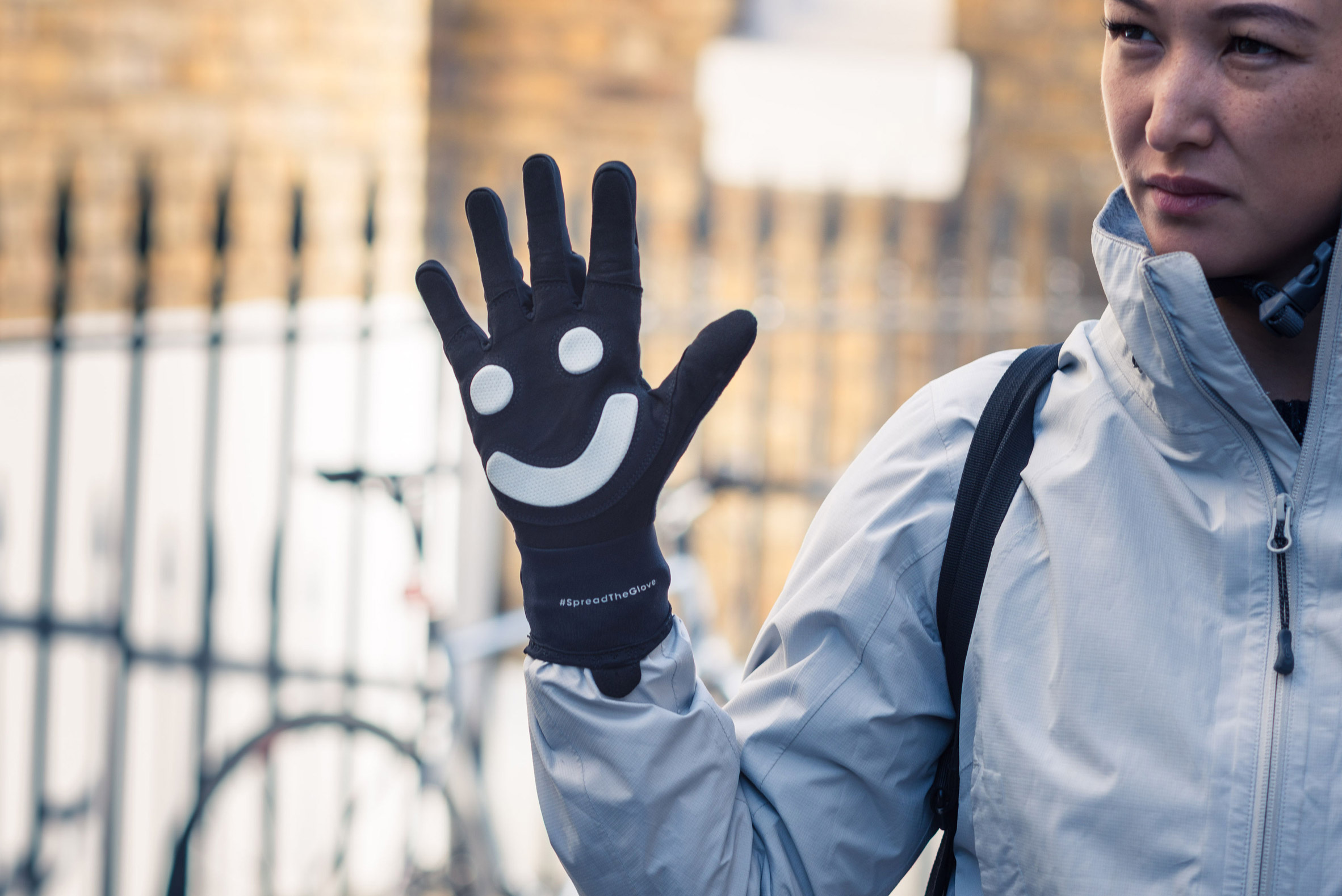 Bicycle，conflict，smiling face，Road rage，glove，Tools and equipment，