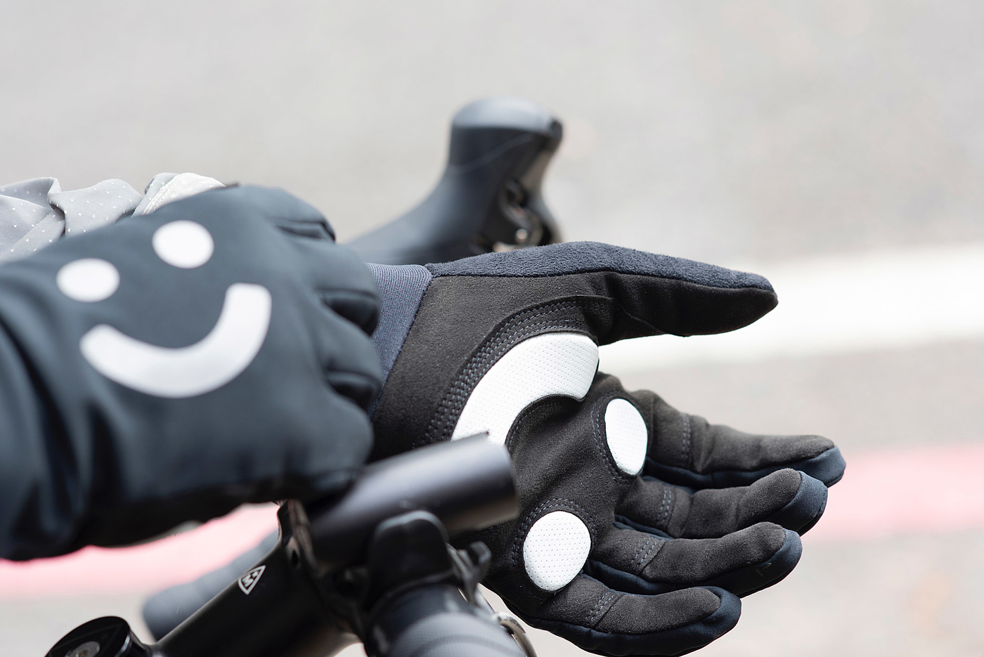 Bicycle，conflict，smiling face，Road rage，glove，Tools and equipment，