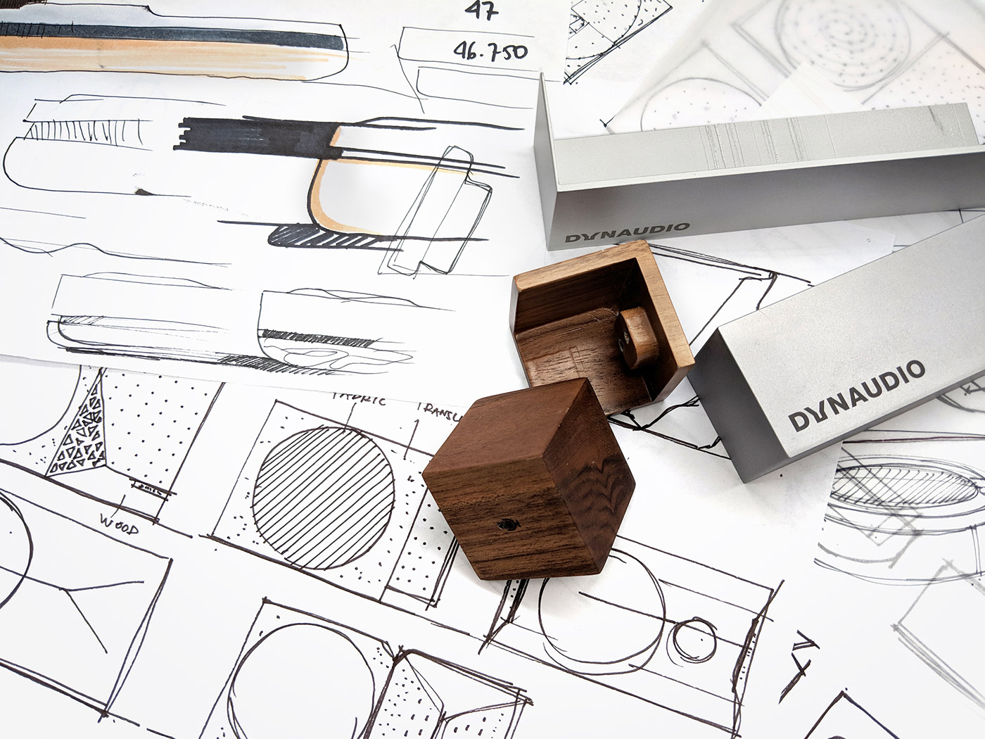 loudspeaker box，Walnut，speaker，contour，Red dot award，