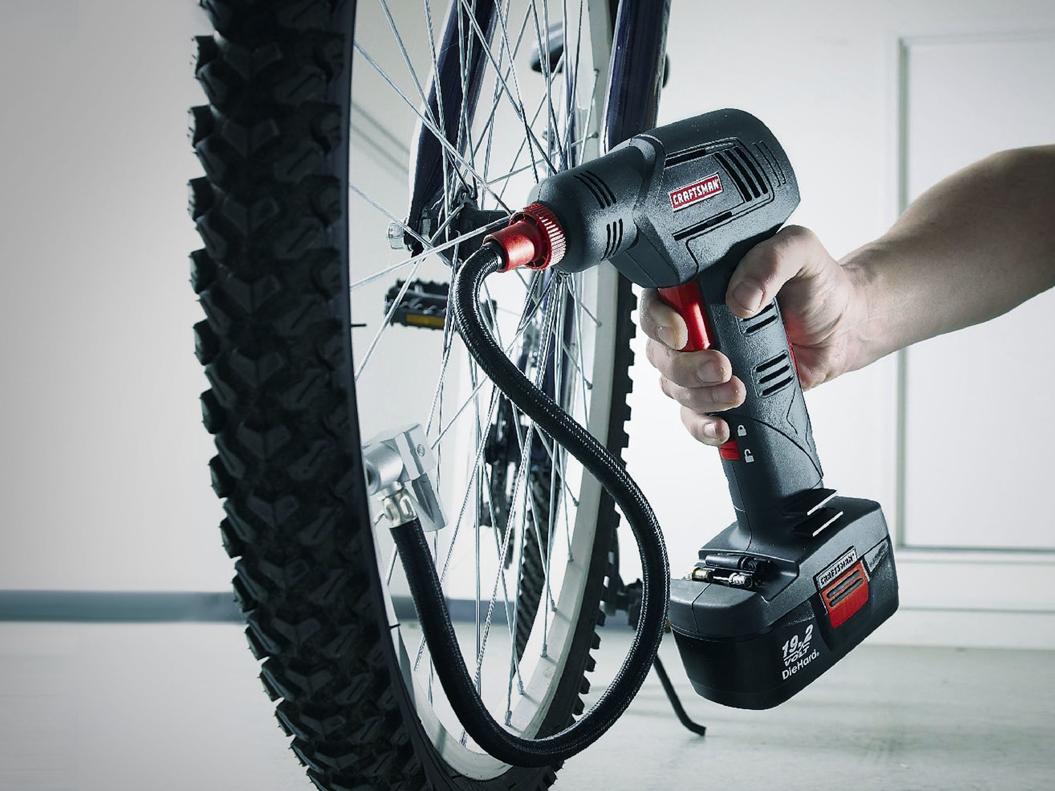 tool，equipment，tyre pump，hold，repair，