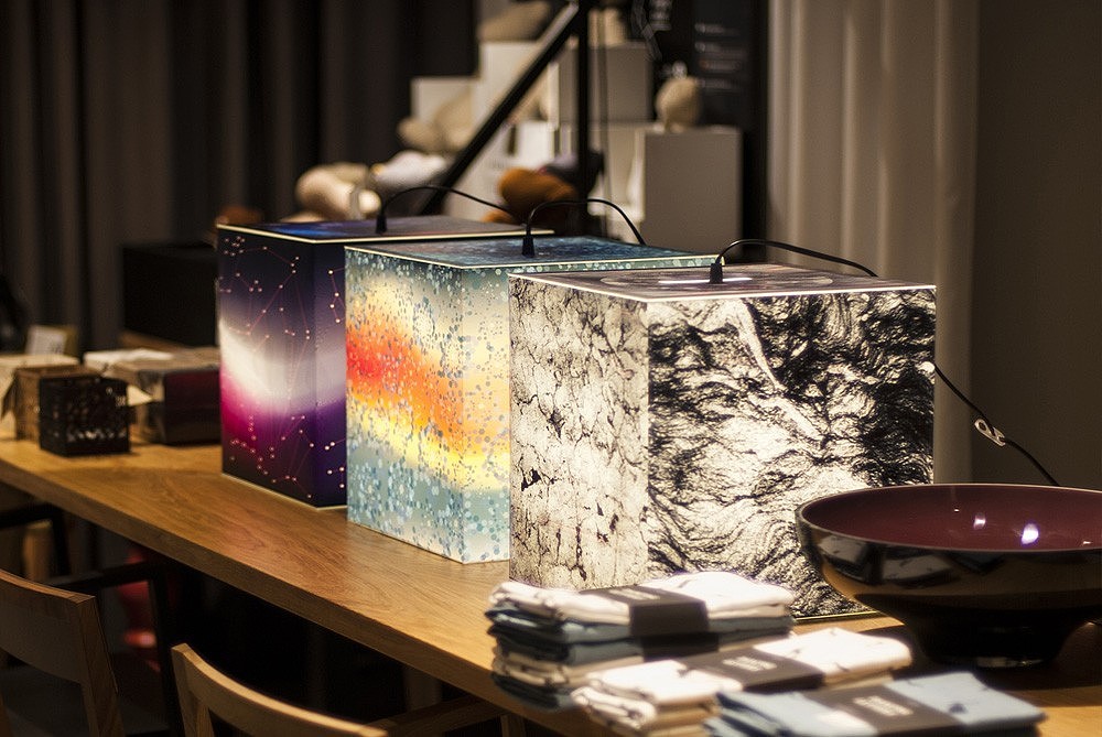 Desk lamp，Creative design，fashion，beautiful，